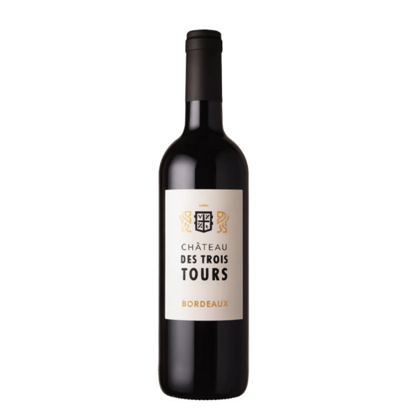 Chateau des Trois Tours &ndash; Entre-deux-Mers, Bordeaux Prijs/inhoud: 0,75 L | Druiven: 70% Merlot, 30% Cabernet Sauvignon | Alcohol: ca. 13% Over de wijn De Chateau des Trois Tours is een elegante en toegankelijke Bordeaux uit Entre-deux-Mers. Dit acht generaties oude familiebedrijf combineert traditioneel vakmanschap met moderne vinificatie, waardoor de wijn een helder, fruitig karakter en soepele tannines heeft. In de neus vinden we rijp rood en zwart fruit, terwijl de smaak zich openbaart met rondheid, balans en finesse. Wijngaard & vinificatie De druiven groeien op een bodem van grind en zand, goed blootgesteld aan de zon met een natuurlijke drainage. Het warme en evenwichtige 2020-klimaat zorgde voor optimale rijping. Na oogst worden de druiven zorgvuldig geselecteerd en vergist, gevolgd door een subtiel rijpingsproces dat de fruitigheid centraal houdt. Proefnotities Kleur: dieprood met een heldere schittering Geur: rode en zwarte bessen, lichte kruiden Smaak: rond en soepel, goed ge&iuml;ntegreerde tannines, fruitig en elegant Afdronk: zacht en evenwichtig Te genieten bij Deze Bordeaux is veelzijdig en ideaal bij: Geroosterd of gebraden lamsvlees Gegrild rood vlees Eend of gevogelte met kruiden Matig gerijpte kazen Serveertip: licht gekoeld op 16&ndash;18 &deg;C, of decanteer 30 minuten voor het serveren voor optimale expressie van het fruit.