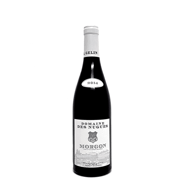 Domaine des Nugues Cru de Beaujolais Morgon 1 Deze Domaine des Nugues Cru de Beaujolais Morgon heeft een prachtige diepe robijnrode kleur. Met aroma's van gekonfijt fruit en kruiden heeft de wijn een prachtige lengte. Gevinifieerd uit 100% handgeplukte Gamay druiven volgens semi-carbonische fermentatie, genaamd "Maceracion Beaujolaise", met temperatuurregeling en eerste vulling voor malolactische gisting. De wijngaarden liggen dicht bij het domein en zijn zuidoostelijk gelegen op gronden van zandklei en leisteen. De stokken zijn gemiddeld 35 jaar oud en worden verzorgd volgens de HVE (Haute Valeur Environnementale). Er worden jaarlijks ongeveer 6000 flessen geproduceerd. Geniet deze Domaine des Nugues Morgon met rood vlees, vlees in saus, kaas,... Serveer hem op 15 °C. Het bewaarpotentieel is 4 tot 5 jaar in een geschikte kelder. Gérard Gelin, zoon en kleinzoon van wijnmaker, kocht in 1976 de "Clos des Nugues". Inmiddels is ook zijn zoon Giles toegetreden tot het landgoed om het voort te zetten. In 2008 kwam zijn vrouw Magali bij het Domaine werken. In 2018 behaalde Domaine des Nugues de HEV-certificering (High Environmental Value) voor hun activiteiten.