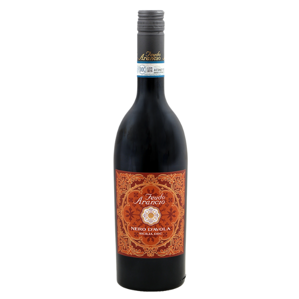 Feudo Arancio Nero d&rsquo;Avola &ndash; Sicilia Soepele, fruitige rode wijn uit Sicili&euml; van Nero d&rsquo;Avola Feudo Arancio Nero d&rsquo;Avola is een toegankelijke en zwoele Italiaanse rode wijn afkomstig uit het zonnige Sicili&euml;. Gemaakt van de inheemse druif Nero d&rsquo;Avola, bekend om zijn fruitige karakter, zachte structuur en mediterrane charme. Deze wijn is diep robijnrood van kleur en barst van het rijpe fruit. In de geur een intense expressie van rood fruit zoals rode besjes, kersen, wilde aardbeien en granaatappel. In de mond soepel en rond, met zachte, fluwelige tannines die de wijn een warme en elegante stijl geven. Ook in de smaak komt het rode fruit volop terug, aangevuld met een lichte kruidigheid. Een perfecte balans tussen frisheid en zachtheid maakt deze Nero d&rsquo;Avola bijzonder doordrinkbaar. Over de producent &ndash; Feudo Arancio Feudo Arancio is een gerenommeerd Siciliaans wijnhuis dat bekendstaat om het combineren van lokale druivenrassen met moderne wijntechnieken. De wijngaarden liggen verspreid over verschillende terroirs op Sicili&euml;, waar zon, zeewind en mineraalrijke bodems zorgen voor optimale rijping van de druiven. Duurzaamheid en respect voor natuur en traditie staan centraal, met als resultaat pure, expressieve wijnen die het Siciliaanse karakter perfect weerspiegelen. Spijs & moment Bij deze Siciliaanse klassieker hoort natuurlijk Italiaans eten. Denk aan zelfgemaakte lasagne met aubergine, een authentieke saltimbocca, tagliatelle al rag&ugrave;, pizza salami of gnocchi met stoofvlees. Absolute aanrader is het lokale gerecht spaghetti alla Norma met aubergine en tomaat. Ideaal voor een gezellige avond aan tafel of een ongedwongen diner met vrienden. Past goed bij: pizza, pasta, lasagne