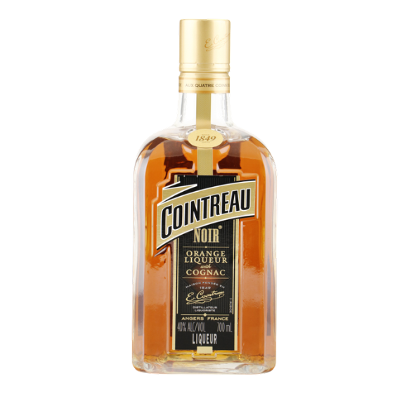 Cointreau – De referentie onder de sinaasappellikeuren Al sinds 1849 wordt Cointreau geproduceerd in Angers, in de Loirestreek van Frankrijk. Dankzij een zorgvuldig bewaakt familierecept behoort deze heldere triple sec al meer dan 175 jaar tot de absolute wereldtop. De intense sinaasappelsmaak, gecombineerd met een verrassend droge en verfijnde afdronk, maakt Cointreau geliefd bij zowel bartenders als liefhebbers van hoogwaardige likeuren. Smaakprofiel Kleur Kristalhelder. Neus Expressieve aroma's van verse sinaasappelschil, mandarijn, citrusbloesem en subtiele kruiden. Mond Vol, fris en krachtig met een perfecte balans tussen zoete en bittere sinaasappel, ondersteund door elegante citrusoliën. Afdronk Lang, fris en verfijnd met een aanhoudende sinaasappeltoets. Serveren & cocktails Cointreau is bijzonder veelzijdig: Puur of met ijs Met bruiswater als frisse aperitief In een Margarita In een Cosmopolitan In een Sidecar In een White Lady In tal van moderne cocktails Over de producent Cointreau behoort tot de meest iconische likeurmerken ter wereld en maakt tegenwoordig deel uit van de Rémy Cointreau Group. Het merk staat bekend om zijn compromisloze kwaliteit en gebruikt uitsluitend zorgvuldig geselecteerde sinaasappelschillen uit verschillende delen van de wereld. De distillatie vindt nog altijd plaats in koperen ketels volgens de traditionele methode, waardoor Cointreau zijn karakteristieke zuiverheid en intensiteit behoudt. Productinformatie Land: Frankrijk Regio: Loire (Angers) Categorie: Triple Sec sinaasappellikeur Alcoholpercentage: 40% Inhoud: 0,7L Serveertemperatuur: 6–10°C (puur) of in cocktails Wijnhandel Smit adviseert Cointreau is een onmisbare fles voor iedere thuisbar. Dankzij zijn uitzonderlijke zuiverheid en perfecte balans vormt deze Franse klassieker de basis van talloze wereldberoemde cocktails, maar ook puur of met ijs komt zijn verfijnde sinaasappelaroma volledig tot zijn recht. Een tijdloze premium likeur die niet mag ontbreken in de collectie. Korte webshopomschrijving Cointreau is de iconische Franse premium sinaasappellikeur met een perfecte balans tussen zoete en bittere sinaasappel. Kristalhelder, elegant en veelzijdig: heerlijk puur, met ijs of als basis voor cocktails zoals de Margarita, Cosmopolitan en Sidecar. Een absolute klassieker voor iedere liefhebber van kwaliteitslikeuren.