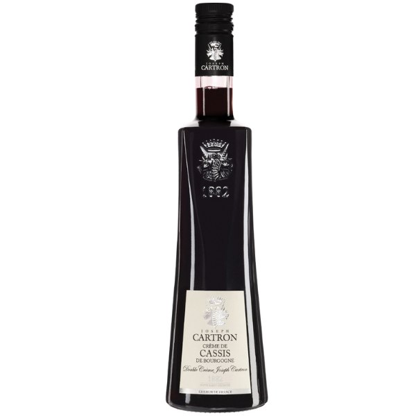 Winkel 60 Catron Crème de Cassis – Authentieke Franse Zwarte Bessenlikeur Catron Crème de Cassis is een hoogwaardige Franse likeur gemaakt van rijpe zwarte bessen (cassis). Deze klassieke fruitlikeur staat bekend om zijn intense fruitsmaak, diepe robijnrode kleur en volle, fluweelzachte structuur. Catron produceert deze Crème de Cassis volgens traditioneel Frans vakmanschap, waarbij de natuurlijke aroma’s van de zwarte bes centraal staan. Dankzij de hoge concentratie fruit en het zorgvuldige maceratieproces biedt Catron Crème de Cassis een rijke en pure smaakbeleving. Smaakprofiel van Catron Crème de Cassis Catron Crème de Cassis heeft een intens aroma van rijpe zwarte bessen met lichte tonen van bramen en subtiele kruidigheid. In de smaak is de likeur vol en geconcentreerd, met een perfecte balans tussen zoet en friszuur. De textuur is zacht en stroperig, wat zorgt voor een lange, fruitige afdronk. Belangrijkste kenmerken: Alcoholpercentage: circa 15–20% (afhankelijk van de botteling) Smaak: intens fruitig, zoet met frisse zuren Aroma: rijpe zwarte bessen en donker rood fruit Kleur: diep robijnrood Herkomst: Frankrijk Deze Crème de Cassis is een onmisbaar ingrediënt in zowel klassieke als moderne cocktails. Over de producent: Maison Gabriel Boudier / Catron Catron is een gerenommeerde Franse likeurproducent met een lange traditie in het maken van hoogwaardige fruitlikeuren. Het merk staat bekend om zijn zorgvuldige selectie van fruit en authentieke productiemethoden. Door gebruik te maken van rijpe zwarte bessen en een langzaam extractieproces weet Catron een natuurlijke en intense cassissmaak te behouden. De distilleerderij combineert traditioneel vakmanschap met moderne kwaliteitscontrole, wat resulteert in een premium Crème de Cassis die wereldwijd wordt gewaardeerd door bartenders en fijnproevers. Hoe drink je Catron Crème de Cassis? Catron Crème de Cassis is zeer veelzijdig en kan op verschillende manieren worden gedronken: Puur: Licht gekoeld als digestief of bij een dessert. In een Kir: Meng met droge witte wijn voor de klassieke Franse Kir. In een Kir Royal: Combineer met champagne of mousserende wijn voor een feestelijke aperitiefcocktail. In cocktails: Gebruik in mixdranken met gin, vodka of rum voor een fruitige twist. In desserts: Heerlijk over vanille-ijs, panna cotta of verwerkt in patisserie. Door de intense fruitsmaak is een kleine hoeveelheid vaak al voldoende om een cocktail of gerecht extra diepte te geven.