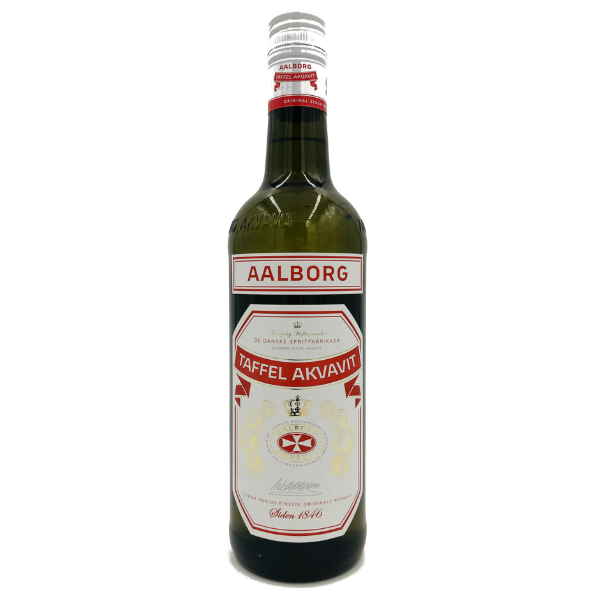 Winkel 62 Aalborg Taffel Akvavit – Klassieke Deense Akvavit met Karakter Aalborg Taffel Akvavit is een traditionele Deense akvavit met een uitgesproken en verfijnd karakter. Deze heldere, kruidige drank wordt al sinds 1846 geproduceerd en staat bekend om zijn pure smaak en sterke Scandinavische identiteit. Aalborg Taffel wordt gemaakt op basis van graanalcohol en gearomatiseerd met zorgvuldig geselecteerde kruiden, waarbij karwij de hoofdrol speelt. Deze iconische akvavit is een vaste waarde binnen de Deense eetcultuur en wordt wereldwijd gewaardeerd om zijn authentieke stijl en kwaliteit. Smaakprofiel van Aalborg Taffel Akvavit Aalborg Taffel Akvavit heeft een frisse en krachtige geur met duidelijke tonen van karwijzaad en subtiele hints van citrus. In de smaak is hij droog, kruidig en strak, met een duidelijke karwijtoon die mooi in balans is met lichte anijsachtige nuances. De afdronk is zuiver, verwarmend en licht peperig. Belangrijkste kenmerken: Alcoholpercentage: 45% Smaak: droog, kruidig en krachtig Dominante toon: karwij Kleur: helder Herkomst: Denemarken Sinds: 1846 Door zijn hoge alcoholpercentage en uitgesproken kruidigheid is Aalborg Taffel een echte liefhebbersdrank. Over de producent: Aalborg Akvavit Aalborg Akvavit is een van de bekendste akvavitproducenten uit Scandinavië. Het merk werd opgericht in 1846 in de Deense stad Aalborg en groeide uit tot een internationaal erkend symbool van Deense distilleerkunst. Met meer dan anderhalve eeuw ervaring staat Aalborg bekend om zijn traditionele recepten, hoogwaardige ingrediënten en consistente kwaliteit. De Taffel Akvavit is het vlaggenschip van het merk en wordt nog steeds volgens authentieke methoden geproduceerd. Hoe drink je Aalborg Taffel Akvavit? Aalborg Taffel Akvavit wordt traditioneel ijskoud geserveerd. In Scandinavië drinkt men akvavit vaak bij de maaltijd, vooral bij visgerechten. Serveeradvies: Goed gekoeld of rechtstreeks uit de vriezer In een klein tulp- of shotglas Bij haring, gerookte zalm of andere visgerechten Bij smørrebrød of andere Scandinavische specialiteiten De kruidige en droge smaak van Aalborg Taffel combineert uitstekend met vettige of zoute gerechten, omdat de alcohol en karwij het gehemelte reinigen en de smaken versterken. Aalborg Taffel Akvavit is daarmee niet alleen een sterke drank, maar ook een belangrijk onderdeel van de Scandinavische eetcultuur.