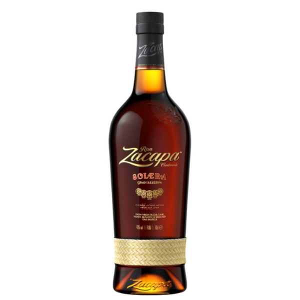 ZACAPA SOLERA GRAN RESERVA RUM &ndash; Luxe Rum uit Guatemala Zacapa Solera Gran Reserva Rum is een uitzonderlijk verfijnde premium rum uit Guatemala, wereldwijd geroemd om zijn diepgang, zachtheid en complexe smaakprofiel. Deze bekroonde rum wordt vervaardigd volgens het traditionele Sistema Solera-rijpingsproces, waarbij zorgvuldig geselecteerde rums van verschillende leeftijden worden samengebracht tot &eacute;&eacute;n perfect uitgebalanceerde blend. Uniek Solera Rijpingsproces Wat Zacapa Solera Gran Reserva Rum zo bijzonder maakt, is de rijping in opeenvolgend geselecteerde vaten. De rum rijpt in vaten die eerder: Robuuste Amerikaanse whisky bevatten Delicate sherry&rsquo;s hebben gerijpt Fijne Pedro Xim&eacute;nez-wijnen hebben gehuisvest Deze combinatie zorgt voor een rijke gelaagdheid met tonen van karamel, honing, vanille, gedroogd fruit, cacao en subtiele kruiden. Het resultaat is een zijdezachte, volle en perfect uitgebalanceerde rum met een lange, warme afdronk. Daarnaast rijpt Zacapa op grote hoogte in Guatemala, in de zogenoemde &ldquo;House Above the Clouds&rdquo; op circa 2.300 meter boven zeeniveau. Het koelere klimaat vertraagt het rijpingsproces, wat bijdraagt aan extra verfijning en complexiteit. Over de Producent Zacapa wordt geproduceerd door Industrias Licoreras de Guatemala, een gerenommeerde distilleerderij met meer dan 100 jaar ervaring in het vervaardigen van hoogwaardige dranken. Het merk werd in 1976 gelanceerd ter ere van het 100-jarig bestaan van de stad Zacapa en is sindsdien uitgegroeid tot een wereldwijd icoon binnen het premium rumsegment. De karakteristieke stijl en constante kwaliteit zijn mede te danken aan master blender Lorena V&aacute;squez, die al decennialang verantwoordelijk is voor de verfijnde samenstelling van deze bijzondere rum. Smaakprofiel van Zacapa Solera Gran Reserva Rum Neus: Zoete honing, vanille, eikenhout en rozijnen Smaak: Karamel, pure chocolade, gedroogd fruit en zachte kruiden Afdronk: Lang, warm en fluweelzacht Hoe drink je Zacapa het beste? Voor de ultieme smaakbeleving drink je Zacapa: Puur &ndash; om alle complexe aroma&rsquo;s volledig tot hun recht te laten komen On the rocks &ndash; voor een iets frissere, zachtere ervaring In een luxe dark spirit-cocktail &ndash; zoals een Old Fashioned met een rum-twist Waarom kiezen voor Zacapa Solera Gran Reserva Rum? ✔ Premium kwaliteit uit Guatemala ✔ Gerijpt volgens het traditionele Sistema Solera ✔ Rijke, complexe en perfect gebalanceerde smaak ✔ Ideaal als luxe cadeau of voor speciale momenten Met Zacapa Solera Gran Reserva Rum haal je een ware klassieker in huis die zowel kenners als liefhebbers weet te imponeren.
