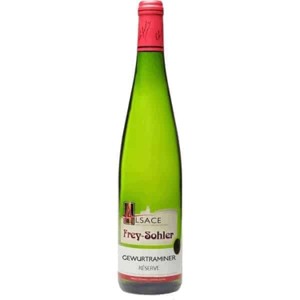 Frey-Sohler Gewurztraminer Réserve – Aromatische halfdroge Gewurztraminer uit de Elzas Frey-Sohler Gewurztraminer Réserve is een karaktervolle en aromatische witte wijn uit de Elzas, gemaakt van 100% Gewurztraminer. Rijp fruit, bloemen en fijne specerijen bepalen het uitgesproken karakter van deze klassieke Elzasser druif. De wijn is vol en zacht van smaak, met een lichte natuurlijke zoettoets die mooi wordt ondersteund door frisheid. Daardoor is dit niet alleen een heerlijke wijn om zo van te genieten, maar ook een bijzonder goede begeleider van kruidige en Aziatische gerechten. Domaine Frey-Sohler Domaine Frey-Sohler is gevestigd in Scherwiller, in het hart van de Elzas. De familie Sohler verbouwt hier al generaties lang wijn en het domein wordt tegenwoordig geleid door Damien Sohler en zijn dochter Aude. De wijngaarden liggen rond Scherwiller en op verschillende karakteristieke terroirs in de omgeving. Frey-Sohler produceert een breed assortiment Elzasser wijnen, waarin de typische eigenschappen van druivenrassen als Riesling, Pinot Gris en Gewurztraminer duidelijk herkenbaar blijven. Gewurztraminer uit de Elzas Gewurztraminer behoort tot de meest karakteristieke druivenrassen van de Elzas. De druif staat bekend om zijn krachtige aroma's, volle structuur en herkenbare geuren van bloemen, exotisch fruit en specerijen. Voor de Gewurztraminer Réserve komen de druiven van lichte, warme en goed doorlatende bodems met alluviale afzettingen, zand en grind. Deze omstandigheden zorgen voor een aromatische en fruitige stijl waarin het uitgesproken karakter van Gewurztraminer volledig tot zijn recht komt. Smaak Helder goudgeel van kleur. In de geur komen groene peer, rijpe citrus, sappige perzik en florale tonen naar voren, aangevuld met exotisch fruit en fijne kruidigheid. In de mond is de wijn rond, soepel en vol van smaak. Het rijpe fruit wordt ondersteund door een aangename frisheid, waardoor de lichte zoettoets mooi in balans blijft. Een rijke maar toegankelijke Gewurztraminer met veel geur, smaak en typisch Elzasser karakter. Wijn & spijs Deze Gewurztraminer Réserve is heerlijk bij: Aziatische en Oosterse gerechten; licht pittige gerechten; Chinese en Thaise keuken; foie gras en paté; Munster en andere krachtige kazen; kruidige gerechten met gevogelte; aperitief. De combinatie van aromatisch fruit, kruidigheid en een lichte zoettoets maakt Gewurztraminer bijzonder geschikt voor gerechten waarbij een droge witte wijn soms te streng kan zijn. Druif & herkomst Druif: 100% Gewurztraminer Herkomst: Elzas, Frankrijk Appellatie: AOC Alsace Bodem: alluviale, zand- en grindrijke bodem Gemiddelde leeftijd wijnstokken: circa 20 jaar Type: halfdroge witte wijn Alcohol: 13% Restsuiker: 12,9 g/l Producent: Domaine Frey-Sohler Serveertemperatuur: circa 9 °C Bewaarpotentieel: circa 4 tot 5 jaar Aromatische Gewurztraminer uit de Elzas Frey-Sohler Gewurztraminer Réserve is een uitstekende keuze voor liefhebbers van aromatische, volle witte wijn. Exotisch fruit, bloemen en specerijen worden gecombineerd met een zachte structuur en een verfijnde zoettoets. Een klassieke Gewurztraminer uit de Elzas die heerlijk is als aperitief, maar vooral aan tafel laat zien hoe veelzijdig deze bijzondere druif kan zijn.