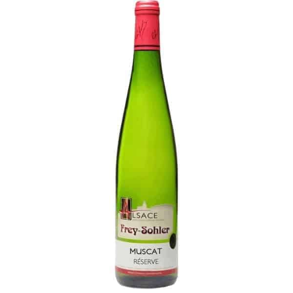 Frey-Sohler Muscat Réserve – Frisse droge Muscat uit de Elzas Frey-Sohler Muscat Réserve is een frisse en bijzonder aromatische witte wijn uit de Elzas. Kenmerkend voor deze wijn zijn de uitgesproken aroma's van verse druiven, bloemen en citrus. In de mond is hij levendig, droog en verfrissend, met het typische gevoel alsof je in een rijpe druif bijt. Een originele Elzasser witte wijn die uitstekend geschikt is als aperitief en bovendien een van de klassieke wijnkeuzes bij asperges. Domaine Frey-Sohler Domaine Frey-Sohler is gevestigd in Scherwiller, in het hart van de Elzas. De familie Sohler verbouwt hier al generaties lang wijn en het domein wordt tegenwoordig geleid door Damien Sohler en zijn dochter Aude. De wijngaarden liggen rond Scherwiller en op verschillende karakteristieke terroirs in de omgeving. Frey-Sohler produceert vrijwel alle klassieke druivenrassen van de Elzas en laat daarbij het eigen karakter van zowel druif als terroir duidelijk naar voren komen. Muscat uit de Elzas Muscat uit de Elzas is heel anders dan de vaak zoete Muscatwijnen die elders worden gemaakt. Hier wordt de druif juist gebruikt voor een frisse en droge witte wijn met een zeer uitgesproken aromatisch karakter. Frey-Sohler maakt zijn Muscat Réserve voornamelijk van Muscat Ottonel, aangevuld met Muscat d'Alsace. De druiven groeien op lichte, warme en goed doorlatende bodems rond Scherwiller. Die combinatie levert een wijn op waarin de pure smaak en geur van verse druiven prachtig naar voren komt. Smaak Helder lichtgeel van kleur. De geur is uitgesproken aromatisch met tonen van verse druiven, bloemen, kamperfoelie en mandarijn, aangevuld met een subtiele minerale toets. In de mond is de wijn fris, levendig en mooi droog. Citrus, druivenfruit en florale aroma's komen terug in de smaak. De wijn heeft een mooie spanning en een frisse, aromatische afdronk. Het meest kenmerkende? Het lijkt bijna alsof je rechtstreeks in een verse, sappige Muscatdruif bijt. Wijn & spijs Deze Muscat Réserve is heerlijk bij: asperges; aperitief en borrel; zomerse salades; lichte voorgerechten; gegrilde vis; vis van de barbecue; schaal- en schelpdieren; lichte vegetarische gerechten. Vooral bij asperges is droge Muscat uit de Elzas een klassieke en verrassend mooie combinatie. Druif & herkomst Druiven: voornamelijk Muscat Ottonel, aangevuld met Muscat d'Alsace Herkomst: Scherwiller, Elzas, Frankrijk Appellatie: AOC Alsace Bodem: alluviale en grindrijke bodem Gemiddelde leeftijd wijnstokken: circa 35 jaar Type: droge aromatische witte wijn Producent: Domaine Frey-Sohler Serveertemperatuur: circa 9 °C Bewaaradvies: bij voorkeur jong drinken Droge Muscat uit de Elzas Frey-Sohler Muscat Réserve is een uitstekende keuze voor wie eens iets anders zoekt dan de bekende Riesling, Sauvignon Blanc of Pinot Grigio. De uitgesproken geur van verse druiven en bloemen wordt gecombineerd met een frisse, droge smaak. Een heerlijk aromatische Muscat uit de Elzas, ideaal als aperitief, bij vis en salades en natuurlijk als klassieke wijn bij asperges.