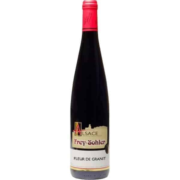 Frey-Sohler Fleur de Granit Pinot Noir – Elegante Pinot Noir uit de Elzas Frey-Sohler Fleur de Granit is een karaktervolle Pinot Noir uit de Elzas, afkomstig van de granietrijke hellingen van de Rittersberg bij Scherwiller. Een verfijnde, gastronomische rode wijn waarin rijp rood fruit, mineraliteit en subtiele houttonen prachtig samenkomen. Smaak Helder robijnrood van kleur. In de geur verleidelijk rood fruit met kersen en frambozen, aangevuld met fijne kruidige en licht geroosterde tonen van de houtrijping. De smaak is elegant en precies, met sappig rood fruit, zachte tannines, een vleugje vanille en een fraaie minerale spanning. Droog, verfijnd en met voldoende structuur om zich verder op fles te ontwikkelen. Graniet, Pinot Noir en het microklimaat van de Ortenbourg De Pinot Noir voor Fleur de Granit groeit op de granietrijke hellingen van de Rittersberg, aan de voet van Château de l’Ortenbourg. Hier profiteren de gemiddeld 35 jaar oude wijnstokken van een bijzonder lokaal microklimaat. De arme granietbodem draagt bij aan de kenmerkende spanning, elegantie en het minerale karakter van de wijn. Na de vinificatie rijpt de wijn op barriques, waardoor het rijpe fruit wordt aangevuld met subtiele tonen van hout en vanille, zonder dat deze de wijn overheersen. Domaine Frey-Sohler Domaine Frey-Sohler is al generaties lang verbonden met het dorp Scherwiller in de Elzas. Tegenwoordig wordt het familiebedrijf geleid door Damien Sohler en zijn dochter Aude. De familie bezit wijngaarden rond Scherwiller en op bijzondere terroirs zoals de Rittersberg en Grand Cru Frankstein. Fleur de Granit behoort tot de bijzondere terroirwijnen van het domein en laat overtuigend zien hoeveel elegantie en diepgang Pinot Noir uit de Elzas kan bereiken. Wijn & spijs Een uitstekende wijn bij geroosterd gevogelte, kalfsvlees, eend, varkensvlees, gegrild rood vlees en paddenstoelengerechten. Ook heerlijk bij zachte tot middelharde kazen. Door zijn combinatie van frisheid, verfijnde tannines en subtiele houtrijping is het bovendien een bijzonder veelzijdige dinerwijn. Wijngegevens Producent: Domaine Frey-Sohler Wijn: Fleur de Granit Jaargang: 2022 Herkomst: Elzas, Frankrijk Appellatie: AOC Alsace Druif: 100% Pinot Noir Terroir: Granietrijke hellingen van de Rittersberg Leeftijd wijnstokken: ca. 35 jaar Rijping: Barrique Alcohol: 13% Restsuiker: 0,2 g/l Stijl: Droog, elegant, mineraal en verfijnd Bewaarpotentieel: circa 10 jaar
