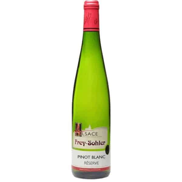 Frey Sohler Pinot Blanc Réserve – zachte en droge Pinot Blanc uit de Elzas De Frey Sohler Pinot Blanc Réserve is een mooie, zachte en droge witte wijn uit de Elzas, gemaakt van het klassieke druivenras Pinot Blanc. Deze wijn combineert frisheid, rondheid en verfijning op een bijzonder toegankelijke manier. Het is een elegante Elzasser witte wijn die zowel als aperitief als aan tafel uitstekend tot zijn recht komt. In het glas heeft de Frey Sohler Pinot Blanc Réserve een mooie heldergele en briljante kleur. De geur is fijn, floraal en licht mineraal, met aroma’s van witte bloemen, zacht geel fruit en een subtiele frisse toets. De stijl is zuiver en evenwichtig: niet te uitbundig, niet te zwaar, maar juist soepel, rond en prettig doordrinkbaar. In de mond is deze Pinot Blanc heerlijk zacht en droog, met een soepel mondgevoel en goede materie. De wijn heeft voldoende vulling om gastronomisch interessant te zijn, maar behoudt zijn frisse elegantie. De florale aroma’s van witte bloemen komen mooi terug in de smaak, aangevuld met lichte mineraliteit en een verfijnde afdronk. Pinot Blanc is een van de meest veelzijdige witte druivenrassen van de Elzas. De druif geeft wijnen die zachter en ronder zijn dan Riesling, maar frisser en lichter dan veel Pinot Gris. Daardoor is de Frey Sohler Pinot Blanc Réserve een ideale keuze voor liefhebbers van droge, elegante witte wijn met een vriendelijke, gastronomische stijl. Wat Frey Sohler bijzonder maakt, is de sterke familieverbondenheid met de Elzas. Het domein ligt rond Scherwiller en Rittersberg en wordt geleid door de familie Sohler. Zij maken klassieke Elzasser wijnen met een duidelijke regionale signatuur: zuiver, herkenbaar en zeer goed inzetbaar aan tafel. Naast Pinot Blanc produceert het domein onder meer Riesling, Gewürztraminer, Crémant d’Alsace en wijnen van bijzondere terroirs zoals Rittersberg en Grand Cru Frankstein. De Frey Sohler Pinot Blanc Réserve is op dronk, maar kan zich de komende jaren nog mooi verder ontwikkelen. Een bewaarpotentieel van circa 5 jaar is goed mogelijk, waarbij de wijn meer rondheid en complexiteit kan krijgen. Deze wijn is heerlijk bij asperges, quiches, gebraden varkensvlees, kalfsvlees, lichte visgerechten, gevogelte, salades, zachte kazen en subtiel romige gerechten. Door zijn combinatie van zachtheid, droogheid en frisheid is dit ook een uitstekende witte huiswijn voor wie houdt van elegante Elzasser wijnen. Smaakprofiel Druif: Pinot Blanc Kleur: helder geel en briljant Neus: witte bloemen, florale tonen, zacht geel fruit en lichte mineraliteit Mond: droog, soepel en rond met goede materie en verfijnde frisheid Afdronk: elegant, zacht en licht mineraal Spijs & moment De Frey Sohler Pinot Blanc Réserve is heerlijk bij asperges, quiche, gebraden varkensvlees, kalfsvlees, lichte visgerechten, gevogelte, salades, zachte kazen en romige gerechten. Ook zeer geschikt als verfijnd aperitief of als elegante witte wijn voor bij de lunch. Specificaties Wijn: Frey Sohler Pinot Blanc Réserve Land: Frankrijk Regio: Elzas Druivenras: Pinot Blanc Kleur: wit Type: stille wijn Stijl: zacht, droog, rond en mineraal Serveertemperatuur: 8 tot 10 °C Bewaarpotentieel: op dronk, met ontwikkeling tot circa 5 jaar