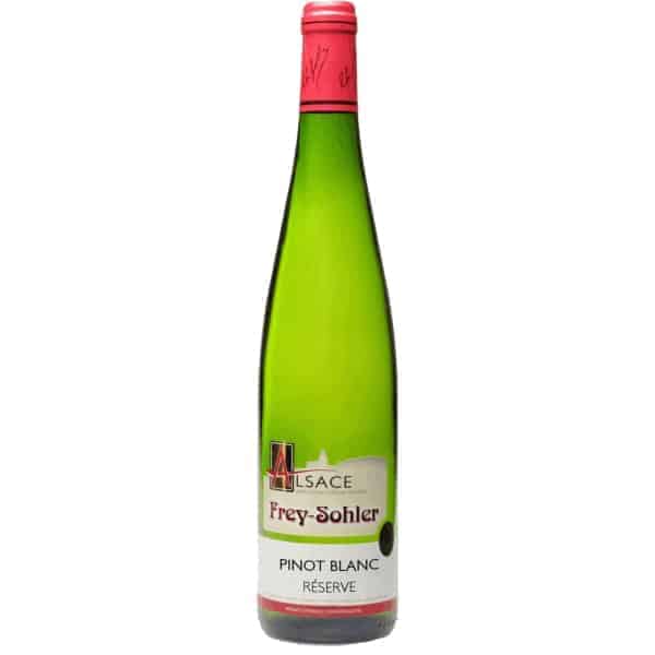 Frey-Sohler Pinot Blanc Réserve 1 Frey Sohler Pinot Blanc Réserve – zachte en droge Pinot Blanc uit de Elzas De Frey Sohler Pinot Blanc Réserve is een mooie, zachte en droge witte wijn uit de Elzas, gemaakt van het klassieke druivenras Pinot Blanc. Deze wijn combineert frisheid, rondheid en verfijning op een bijzonder toegankelijke manier. Het is een elegante Elzasser witte wijn die zowel als aperitief als aan tafel uitstekend tot zijn recht komt. In het glas heeft de Frey Sohler Pinot Blanc Réserve een mooie heldergele en briljante kleur. De geur is fijn, floraal en licht mineraal, met aroma’s van witte bloemen, zacht geel fruit en een subtiele frisse toets. De stijl is zuiver en evenwichtig: niet te uitbundig, niet te zwaar, maar juist soepel, rond en prettig doordrinkbaar. In de mond is deze Pinot Blanc heerlijk zacht en droog, met een soepel mondgevoel en goede materie. De wijn heeft voldoende vulling om gastronomisch interessant te zijn, maar behoudt zijn frisse elegantie. De florale aroma’s van witte bloemen komen mooi terug in de smaak, aangevuld met lichte mineraliteit en een verfijnde afdronk. Pinot Blanc is een van de meest veelzijdige witte druivenrassen van de Elzas. De druif geeft wijnen die zachter en ronder zijn dan Riesling, maar frisser en lichter dan veel Pinot Gris. Daardoor is de Frey Sohler Pinot Blanc Réserve een ideale keuze voor liefhebbers van droge, elegante witte wijn met een vriendelijke, gastronomische stijl. Wat Frey Sohler bijzonder maakt, is de sterke familieverbondenheid met de Elzas. Het domein ligt rond Scherwiller en Rittersberg en wordt geleid door de familie Sohler. Zij maken klassieke Elzasser wijnen met een duidelijke regionale signatuur: zuiver, herkenbaar en zeer goed inzetbaar aan tafel. Naast Pinot Blanc produceert het domein onder meer Riesling, Gewürztraminer, Crémant d’Alsace en wijnen van bijzondere terroirs zoals Rittersberg en Grand Cru Frankstein. De Frey Sohler Pinot Blanc Réserve is op dronk, maar kan zich de komende jaren nog mooi verder ontwikkelen. Een bewaarpotentieel van circa 5 jaar is goed mogelijk, waarbij de wijn meer rondheid en complexiteit kan krijgen. Deze wijn is heerlijk bij asperges, quiches, gebraden varkensvlees, kalfsvlees, lichte visgerechten, gevogelte, salades, zachte kazen en subtiel romige gerechten. Door zijn combinatie van zachtheid, droogheid en frisheid is dit ook een uitstekende witte huiswijn voor wie houdt van elegante Elzasser wijnen. Smaakprofiel Druif: Pinot Blanc Kleur: helder geel en briljant Neus: witte bloemen, florale tonen, zacht geel fruit en lichte mineraliteit Mond: droog, soepel en rond met goede materie en verfijnde frisheid Afdronk: elegant, zacht en licht mineraal Spijs & moment De Frey Sohler Pinot Blanc Réserve is heerlijk bij asperges, quiche, gebraden varkensvlees, kalfsvlees, lichte visgerechten, gevogelte, salades, zachte kazen en romige gerechten. Ook zeer geschikt als verfijnd aperitief of als elegante witte wijn voor bij de lunch. Specificaties Wijn: Frey Sohler Pinot Blanc Réserve Land: Frankrijk Regio: Elzas Druivenras: Pinot Blanc Kleur: wit Type: stille wijn Stijl: zacht, droog, rond en mineraal Serveertemperatuur: 8 tot 10 °C Bewaarpotentieel: op dronk, met ontwikkeling tot circa 5 jaar