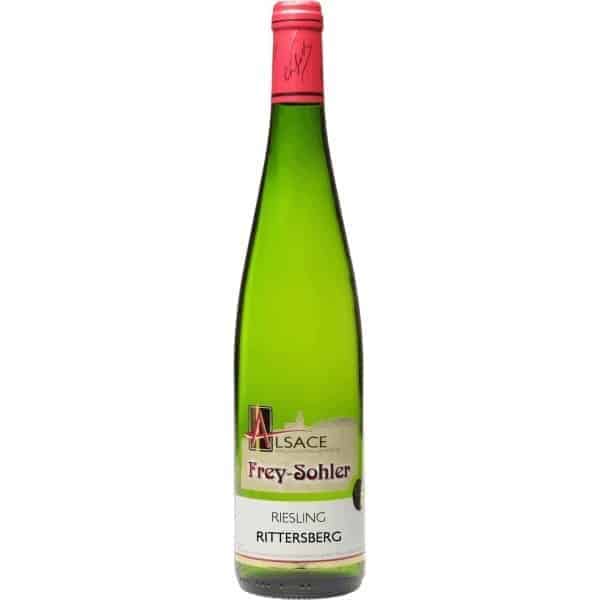 Frey-Sohler Riesling RittersbergRiesling Rittersberg – droge Riesling uit de Elzas De Frey Sohler Riesling Rittersberg is een verfijnde, droge Riesling uit de Elzas, afkomstig van de bijzondere Rittersberg-wijngaarden bij Scherwiller. Dit is een echte terroirwijn: strak, zuiver, mineraal en levendig, maar met voldoende concentratie en lengte om ook gastronomisch veel te bieden. In het glas heeft de Frey Sohler Riesling Rittersberg een heldere, briljante gele kleur met groene reflecties. De neus is fruitig en verfijnd, met tonen van citrus, geel fruit, appel, lichte florale accenten en een duidelijke minerale toets. De granietbodem laat zich mooi voelen in de geur en smaak: fris, stenig, precies en elegant. De smaak is droog, levendig en geconcentreerd. Deze Riesling heeft frisse zuren, maar blijft mooi in balans door zijn rijpe fruit en verfijnde structuur. De afdronk is lang, mineraal en zuiver. Dit is een wijn die nu al heerlijk drinkt, maar zich ook nog verder kan ontwikkelen op fles. De druiven voor deze Riesling groeien aan de voet van de Rittersberg, in de schaduw van het imposante Château de l’Ortenbourg. De wortels van de wijnstokken zoeken diep hun weg door de granietrijke bodem, wat bijdraagt aan het verfijnde minerale karakter van de wijn. Frey-Sohler vermeldt zelf dat het domein wijnen maakt van de Rittersberg en rond de gemeentelijke appellatie Scherwiller, met wijngaarden aan de voet van Château de l’Ortenbourg. Wat deze wijn extra bijzonder maakt, is het terroir van de Rittersberg. Deze hellingen bestaan uit warme, goed drainerende granietbodems en liggen in directe verbinding met het beschermde biotoop van Ortenbourg. Volgens bronnen over het domein zorgt dit gebied zelfs voor een duidelijk warmer microklimaat dan gemiddeld in de Elzas, wat helpt om Riesling rijpheid, spanning en aromatische precisie te geven. Ook de producent Frey-Sohler verdient aandacht. Het familiedomein wordt geleid door Damien en Nicolas Sohler en beslaat ongeveer 29 hectare wijngaard rond Scherwiller en Rittersberg. Het huis maakt klassieke Elzasser wijnen, waaronder Riesling, Crémant d’Alsace en Grand Cru Frankstein, met een duidelijke focus op terroir en regionale identiteit. De Frey Sohler Riesling Rittersberg is een uitstekende keuze bij fruits de mer, oesters, schaal- en schelpdieren, gegrilde vis, sushi, sashimi, lichte Aziatische gerechten, geitenkaas en verfijnde voorgerechten. Door zijn lengte en minerale kracht is dit bovendien een Riesling die ook uitstekend op zichzelf gedronken kan worden. Smaakprofiel Druif: Riesling Kleur: helder geel met groene reflecties Neus: citrus, geel fruit, appel, florale tonen, graniet en mineraliteit Mond: droog, fris en levendig met concentratie, spanning en verfijnde zuren Afdronk: lang, zuiver en mineraal Spijs & moment De Frey Sohler Riesling Rittersberg is heerlijk bij fruits de mer, oesters, schaal- en schelpdieren, gegrilde of gestoomde vis, sushi, sashimi, lichte Aziatische gerechten, geitenkaas en verfijnde voorgerechten. Ook prachtig als grote witte wijn op zichzelf. Specificaties Wijn: Frey Sohler Riesling Rittersberg Land: Frankrijk Regio: Elzas Gebied: Scherwiller / Rittersberg Druivenras: Riesling Kleur: wit Type: stille wijn Stijl: droog, fris, mineraal en geconcentreerd Serveertemperatuur: 8 tot 10 °C
