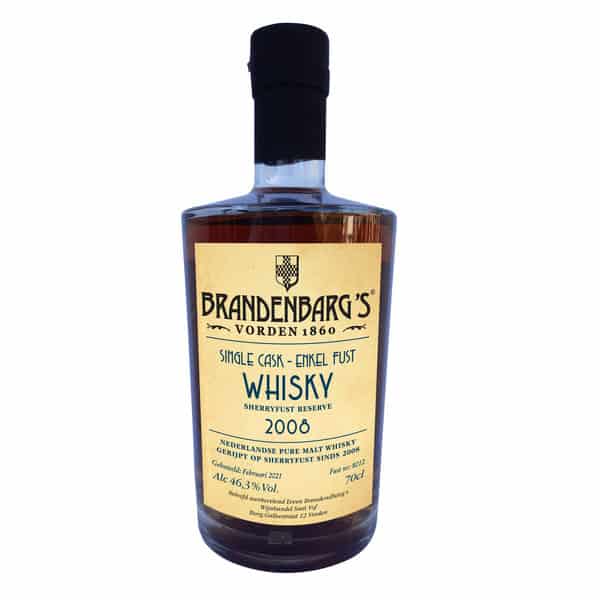 Brandenbargs Sherrycask Reserve Whisky 1 Brandenbargs Sherrycask Reserve Whisky. Deze Brandenbargs 2008 Sherrycask Reserve Whisky heeft een fraaie donkerbruine kleur met oranjekleurige schakeringen. In de neus ruiken we honing, appel, houttonen en een lichte kruidigheid. De smaak is intens, met een elegante stijl, appels, mandarijn, sinaasappelschil, granen in de afdronk fruitig qua smaak maar ook licht pittig en een afdronk. Het alcohol percentage is 46,3% Brandenbargs 2008 Sherrycask Reserve Whisky Een unieke Nederlandse whisky met een beperkte oplage, gerijpt in een gerestaureerd Sherryfust van 225L. Gestookt en gelagerd in 2008, en pas in 2021 afgevuld, waardoor deze whisky een zeldzaam karakter en verfijnde complexiteit bezit. Kleur, Geur & Smaak Kleur: donkerbruin met oranjekleurige schakeringen Neus: honing, appel, subtiele houttonen en lichte kruidigheid Smaak: intens en elegant, met tonen van appel, mandarijn, sinaasappelschil, granen en een lichte pittige afdronk Alcoholpercentage: 46,3% Over de Distilleerderij Brandenbargs distillaten worden al sinds 1860 op traditionele wijze geproduceerd volgens de originele recepten en ideeën van Lammert en Helena Brandenbarg. In hun herberg "’t Wapen van Vorden" in de Achterhoek stookten zij een breed assortiment brandewijn, genevers en bitters. Vandaag de dag blijft Brandenbargs trouw aan deze vakmanschaptraditie, met ambachtelijke aandacht voor elke batch. Serveertips Geniet puur, licht gekoeld, of als exclusieve toevoeging aan een bijzonder cocktailmoment.