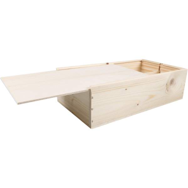 Traditionele wijnkist &ndash; het perfecte cadeau voor elke gelegenheid Verras uw klanten, collega&rsquo;s of relaties met een stijlvol en tijdloos geschenk. Deze prachtige traditionele wijnkist is ideaal voor verjaardagen, bruiloften, jubilea of zakelijke attenties. Ruimte voor &egrave;&egrave;n, twee, drie, vier of zes flessen Deze serie luxe houten kisten biedt plaats aan een keuze van flessen wijn, whisky, ros&eacute; of andere dranken. Gemaakt van stevig hout en voorzien van een handige schuifdeksel, combineert deze kist een robuuste uitstraling met gebruiksgemak. Extra sfeervolle presentatie We maken graag van elke fles een echt geschenk: gevuld met decoratief vulmateriaal presenteren de flessen op een mooie, verzorgde manier. Met een exrta etiket, label, lint of inpakfolie geef we jouw cadeau direct extra klasse en attentiewaarde. Perfect voor eigen bedrukking De blanco kisten zijn uitstekend geschikt voor personalisatie. We bedruk ze optioneel en tegen meerprijs in jouw huisstijl met een logo, tekst of afbeelding en cre&euml;er een unieke, professionele geschenkverpakking. Verkrijgbaar in diverse uitvoeringen Deze populaire cadeauverpakkingen zijn beschikbaar in meerdere varianten, zodat je altijd een passende wijnkist vindt voor jouw assortiment.