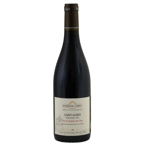 Larue Saint-Aubin 1er Cru Sur le Sentier du Clou Rouge – Verfijnde rode Bourgogne van Pinot Noir Elegante rode Bourgogne uit Saint-Aubin Premier Cru, gemaakt van Pinot Noir. Fris rood fruit, fijne kruidigheid, zijdezachte structuur en een prachtige minerale spanning. De Larue Saint-Aubin 1er Cru Sur le Sentier du Clou Rouge is een verfijnde rode Bourgogne van 100% Pinot Noir, afkomstig uit de Premier Cru-wijngaard Sur le Sentier du Clou in Saint-Aubin. Deze wijngaard ligt op een oostelijk georiënteerde helling met een klei-kalkrijke bodem, wat zorgt voor frisheid, elegantie en die typische minerale precisie waar goede Bourgogne zo geliefd om is. In het glas toont deze Saint-Aubin een heldere robijnrode kleur. De geur is verfijnd en uitnodigend, met aroma’s van rode kersen, frambozen, aalbessen en subtiele florale tonen. Daaronder schuilt een lichte kruidigheid, een vleugje kreupelhout en een fijne minerale ondertoon. De smaak is elegant, sappig en precies. Rijp rood fruit wordt mooi ondersteund door frisse zuren, fijne tannines en een subtiele houttoets. Geen zware, logge Pinot Noir, maar juist een wijn met spanning, lengte en finesse. De afdronk is zuiver, licht kruidig en mooi mineraal. Domaine Larue is een familiebedrijf uit Saint-Aubin dat bekendstaat om pure, precieze Bourgognes met veel terroirexpressie. Het domein bezit wijngaarden in Saint-Aubin, maar ook in beroemde buurgemeenten als Puligny-Montrachet en Chassagne-Montrachet. Juist die ligging, tussen grote namen in de Côte de Beaune, maakt Domaine Larue interessant: wijnen met Bourgondische klasse, maar vaak met nét wat meer toegankelijkheid. Smaakprofiel Druif Pinot Noir Kleur Helder robijnrood met een frisse, jeugdige schittering. Neus Rode kers, framboos, aalbes, lichte bloemigheid, fijne kruiden, kreupelhout en een subtiele mineraliteit. Smaak Elegant en sappig, met fris rood fruit, levendige zuren, zachte tannines en een verfijnde kruidige afdronk. Afdronk Lang, fris en mineraal, met veel finesse. Wijn-spijsadvies Deze rode Saint-Aubin is heerlijk bij verfijnde gerechten met gevogelte, kalfsvlees, varkenshaas, eend, parelhoen of lichte wildgerechten. Ook erg mooi bij paddenstoelenrisotto, coq au vin, gebakken kwartel of zachte kazen. Serveertemperatuur Serveer licht gekoeld op 14–16°C. Een Bourgogneglas geeft deze wijn extra ruimte om zijn fruit, kruidigheid en mineraliteit mooi te laten spreken.