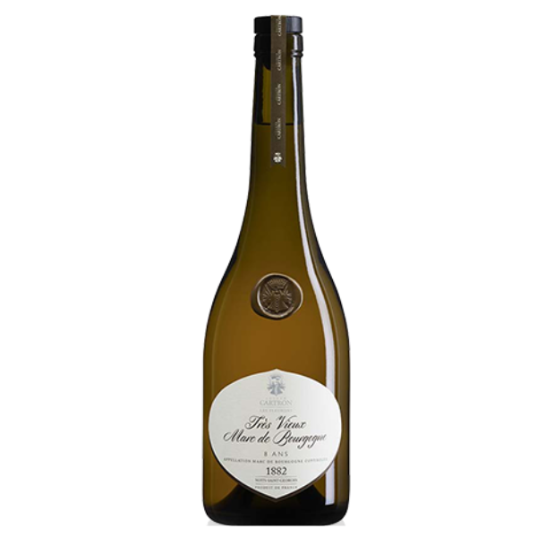 Webshop 52 Catron Marc de Bourgogne 8 Jaar – Authentieke Franse Marc van de Hoogste Kwaliteit Catron Marc de Bourgogne 8 Jaar is een prestigieuze Franse brandy die afkomstig is uit de beroemde regio Bourgondië. Deze Marc heeft een rijke geschiedenis en is het resultaat van het distilleren van druiven die overblijven na de wijnproductie. De 8 jaar rijping in eikenhouten vaten geeft de Marc een diepe, complexe smaak met een verfijnde balans tussen fruitige tonen en rokerige accenten. Het is een ideale keuze voor liefhebbers van authentieke Franse dranken. Wat is Marc de Bourgogne? Marc de Bourgogne is een type Franse brandy, gemaakt van druiven die zijn overgebleven na het maken van wijn. Het distilleren van deze "pulp" resulteert in een krachtige, aromatische drank die het karakter van de regio weerspiegelt. Het rijpingsproces in eikenhouten vaten geeft Marc de gelegenheid om zijn smaak te ontwikkelen, met zachte vanille- en houttonen, wat het een uniek product maakt. Over de Producent – Catron Catron is een gerenommeerde producent uit de regio Bourgondië, bekend om zijn ambachtelijke benadering van het maken van Marc de Bourgogne. Het bedrijf heeft een rijke traditie in het distilleren van druiven en het creëren van hoogwaardige spirituosen. Het vakmanschap van Catron wordt weerspiegeld in hun 8-jarige Marc, dat zorgvuldige aandacht krijgt tijdens het rijpingsproces om een perfecte balans van aroma’s en smaken te bereiken. Met zijn rijke, gelaagde smaakprofiel is de Catron Marc de Bourgogne 8 Jaar een uitstekende keuze voor zowel verzamelaars als fijnproevers die op zoek zijn naar een verfijnde en authentieke Franse drank. Smaaknotities: Aroma’s van rijp fruit, gedroogde pruimen en een subtiele hint van kruiden. In de mond: volle, zachte smaken van vanille en lichte houttonen, met een lange, warme afdronk. Waarom kiezen voor Catron Marc de Bourgogne 8 Jaar? Gemaakt van premium druiven van topkwaliteit uit Bourgondië. 8 jaar rijping voor een uitgebalanceerd, complex smaakprofiel. Authentiek Frans vakmanschap en traditie. Ideaal voor liefhebbers van gedistilleerde dranken met een rijke geschiedenis.