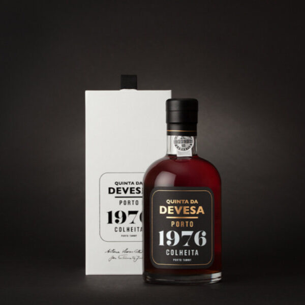 Quinta da Devesa Porto Colheita 1976 &ndash; Tijdloze elegantie uit &eacute;&eacute;n uitzonderlijk oogstjaar De Quinta da Devesa Colheita 1976 &nbsp;is een authentieke single-harvest Tawny Port, volledig geproduceerd en meer dan 40 jaar gerijpt op het landgoed zelf. Alleen de meest bijzondere vintages worden door de familie Fortunato apart gehouden en tientallen jaren bewaard in houten vaten &ndash; een traditie die teruggaat tot 1941. Deze Colheita werd opgevoed 550 liter vaten, en in 2018 gebotteld. Over Quinta da Devesa Het historische Quinta da Devesa is sinds 1941 in handen van de familie Fortunato. Het domein ligt in de Baixo Corgo, op slechts 10 km van Peso da R&eacute;gua, majestueus gelegen op een heuvelrug boven de rivieren Douro en Corgo. De 34 hectare wijngaard vari&euml;ren van 60 tot 500 meter hoogte, deels met warme zuidexpositie en deels blootgesteld aan koele Mar&atilde;o-winden. Deze natuurlijke variatie zorgt voor perfecte rijping en optimale timing van de oogst. Proefnotities De Porto Colheita 1976 is intens, complex en verfijnd. Geur & smaak: fruitgelei, kweepeerjam, noten, kaneel en koffie, met altijd een frisse en elegante kern. Structuur: levendige zuren, subtiel, verfijnd en bijzonder lang in de afdronk. Een indrukwekkende Colheita met diepte, klasse en een levendige frisheid ondanks zijn leeftijd. Serveertip Serveer op 14&deg;C. Na opening blijft de wijn minstens 2 maanden uitstekend op smaak. Technische gegevens Druiven: oude stokken met >20 traditionele Douro-rassen Oogst: handgeplukt Vergisting: traditionele granite lagares met voetpersing Alcohol: 21% Restzoet: 102 g/l Zuur: 4,16 g/l (volatiel: 0,88 g/l) pH: 3,73 Inhoud: 500 ml