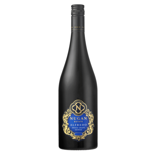 Nugan Estate Alfredo Dried Grape Shiraz &ndash; Een rijke, warme en diep geconcentreerde Shiraz De Nugan Estate Alfredo Dried Grape Shirazis een krachtige, luxueus geconcentreerde wijn afkomstig van premium wijngaarden in de Riverina en McLaren Vale. Een deel van de Shiraz-druiven wordt zorgvuldig ingedroogd om maximale smaakdiepte en concentratie te bereiken. Na de vergisting blijft de wijn nog vijf dagen op de schillen om extra rijkdom te winnen, waarna hij 12 maanden rijpt op een combinatie van Amerikaans en Frans eiken. Het resultaat: een ambachtelijke wijn met uitzonderlijke intensiteit en klasse. In het glas toont deze Shiraz zich diep granaatrood met een karmozijnrode gloed. De geur is verleidelijk en complex, met aroma&rsquo;s van kers en pruim, donkere chocolade, aardse tonen en een subtiel kruidig, kruidachtig accent. De smaak is warm, rijk en gelaagd, boordevol zwarte kers, hartige nuances en een fluweelzachte structuur dankzij de soepele, romige tannines. Serveeradvies: een veelzijdige begeleider die schittert bij pasta&rsquo;s, langzaam gegaarde vleesgerechten en gerijpte kazen. Wil je hem &eacute;cht tot zijn recht laten komen? Kies dan voor Italiaanse klassiekers zoals ossobuco of veal Milanese. Deze wijn is een eerbetoon aan oprichter Alfredo Nugan, die in 1940 vanuit Spanje naar Australi&euml; emigreerde met een duidelijke visie voor zijn familie. Zijn nalatenschap leeft voort in deze limited-release collectie van premiumwijnen &mdash; gemaakt met dezelfde passie, toewijding en streven naar topkwaliteit die Alfredo in de familie verankerde. Een rijke, warme en diep geconcentreerde Shiraz &mdash; gemaakt met visie, vakmanschap en familiale trots.