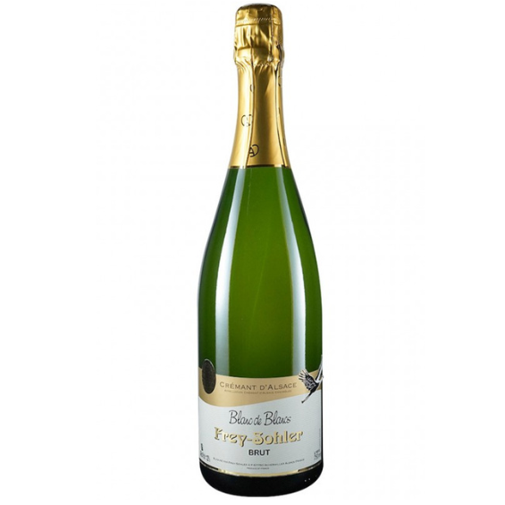 Frey-Sohler Crémant Blanc de Blancs – elegante Crémant d’Alsace De Frey-Sohler Crémant Blanc de Blancs is een elegante, zachte en droge mousserende wijn uit de Elzas. Deze Crémant d’Alsace heeft alles wat een goede mousserende wijn zo aantrekkelijk maakt: fijne bubbels, frisse fruittonen, een lichte briochetoets en een zuivere, krokante afdronk. Een heerlijke keuze als aperitief, bij een feestelijk moment of als verfijnde begeleider aan tafel. In het glas heeft de Frey-Sohler Crémant Blanc de Blancs een heldere, briljante gele kleur. De mousse is fijn en gelijkmatig, met kleine belletjes die mooi opstijgen in het glas. De neus is verfijnd en eerlijk, met aroma’s van frisse appel, geel fruit, citrus en een subtiele hint van brioche. In de mond is de wijn droog, fris en levendig, maar tegelijk zacht en toegankelijk. De balans tussen fruit, frisheid en mousse is bijzonder geslaagd. Deze Frey-Sohler Crémant Blanc de Blancs wordt gemaakt in de Elzas, een streek die bekendstaat om haar aromatische witte wijnen en verfijnde mousserende wijnen. Blanc de Blancs betekent dat de wijn uitsluitend van witte druiven wordt gemaakt. Bij deze cuvée worden onder meer Pinot Blanc en Auxerrois genoemd als druivenrassen, twee druiven die in de Elzas vaak zorgen voor frisheid, rondheid en elegantie. De stijl van deze wijn is licht, helder en appetijtelijk. De producent omschrijft de Crémant Blanc de Blancs met tonen van groene appel en vers gesneden gele appel, een levendige fruitigheid en een droge, toegankelijke smaak. Dat sluit mooi aan bij het karakter van deze wijn: feestelijk, fris en doordrinkbaar, zonder hard of scherp te worden. Wat Frey-Sohler bijzonder maakt, is dat het een familiedomein uit de Elzas is met wijnen uit de appellaties AOC Alsace, AOC Crémant d’Alsace en AOC Grand Cru d’Alsace. Het domein werkt met klassieke Elzasser druivenrassen en staat bekend om wijnen met een duidelijke regionale signatuur. Daarmee is deze Crémant niet zomaar een feestelijke bubbel, maar ook echt een mousserende wijn met Elzasser karakter. De Frey-Sohler Cremant Blanc de Blancs is heerlijk als aperitief, bij een borrel, receptie, feestelijke toast of lichte maaltijd. Door zijn frisse en droge stijl past hij uitstekend bij oesters, schaal- en schelpdieren, gerookte zalm, sushi, lichte visgerechten, gevogelte, quiche, salades en zachte kazen. Een echte aanrader van Wijnhandel Smit voor iedereen die een verfijnde, betaalbare en feestelijke mousserende wijn zoekt. Smaakprofiel Druiven: Pinot Blanc, Auxerrois Kleur: helder geel met briljante reflecties Neus: frisse appel, geel fruit, citrus en lichte brioche Mond: droog, krokant en elegant met fijne bubbels en mooie balans Afdronk: fris, zuiver en verfijnd Spijs & moment De Frey-Sohler Crémant Blanc de Blancs is perfect als aperitief, bij een feestelijke gelegenheid of bij de maaltijd. Heerlijk bij oesters, schaal- en schelpdieren, sushi, gerookte zalm, lichte visgerechten, gevogelte, quiche, frisse salades en zachte kazen. Specificaties Wijn: Frey-Sohler Crémant Blanc de Blancs Regio: Elzas Appellatie: Crémant d’Alsace Kleur: wit Type: mousserende wijn Stijl: droog, fris, zacht en elegant Druiven: Pinot Blanc, Auxerrois Serveertemperatuur: 6 tot 8 °C