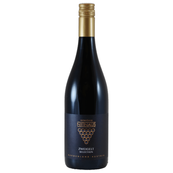 Nittnaus Selection Zweigelt &ndash; toegankelijk, fruitig en onweerstaanbaar lekker. Ontdek de onweerstaanbare charme van de Nittnaus Selection Zweigelt, een verleidelijke Oostenrijkse rode wijn uit Burgenland. Deze perfecte mix van Blaufr&auml;nkisch en St. Laurent barst van het sappige fruit: denk aan juicy morellen, frisse rode bessen en een zachte, rijpe pruimtoon. Zijdezachte tannines en een vleugje Oosterse specerijen geven de wijn precies genoeg pit, terwijl de lange, elegante afdronk uitnodigt tot nog een glas. Heerlijk soepel om zo van te genieten, maar echt briljant bij gebraden rosbief of een smaakvolle ossobuco in tomatensaus. Een echte publiekslieveling: toegankelijk, fruitig en onweerstaanbaar lekker.