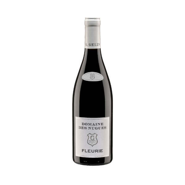 Domaine des Nugues &ndash; Fleurie, Cru du Beaujolais Deze Domaine des Nugues Fleurie is een verfijnde Cru de Beaujolais met een prachtige diepe robijnrode kleur. In de neus komen elegante aroma&rsquo;s van rood en zwart fruit &ndash; zoals kers, braam en framboos &ndash; aangevuld met een vleugje kruidigheid. In de mond is de wijn soepel en verfijnd, met een mooie lengte dankzij de fijne, aanhoudende tannines en een evenwichtige frisheid. De wijn is 100% gemaakt van handgeplukte Gamay-druiven, gevinifieerd volgens de traditionele semi-carbonische &ldquo;Beaujolaise&rdquo; fermentatie met temperatuurregeling. De malolactische gisting vindt plaats na de eerste vulling, wat de wijn zijn kenmerkende rondeur en charme geeft. De wijngaarden zijn gelegen op zuidelijk geori&euml;nteerde hellingen met bodems van roze graniet, wat bijdraagt aan de minerale elegantie en finesse van de wijn. De wijnstokken hebben een gemiddelde leeftijd van 45 jaar en worden met groot respect voor de natuur gecultiveerd. Jaarlijks worden slechts ongeveer 6.900 flessen geproduceerd, wat deze wijn een bijzonder ambachtelijk karakter geeft. Geniet van deze Fleurie bij gegrilde kip, rood vlees of ossenhaas, geserveerd rond 15 &deg;C. Het bewaringspotentieel bedraagt 4 tot 6 jaar in een geschikte kelder, waar hij nog aan complexiteit en diepte wint. Het domein wordt geleid door G&eacute;rard Gelin, zoon en kleinzoon van wijnmakers, die in 1976 het &ldquo;Clos des Nugues&rdquo; verwierf. Zijn zoon Gilles trad later toe om het familie-erfgoed voort te zetten, en sinds 2008 maakt ook zijn vrouw Magali deel uit van het team. In 2018 behaalde het Domaine des Nugues de HEV-certificering (High Environmental Value) &ndash; een erkenning voor hun duurzame en milieuvriendelijke werkwijze.
