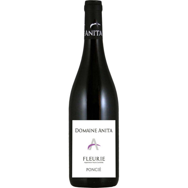 Anita Fleurie Poncie Deze Anita Fleurie Poncie is fraai robijnrood met een paarse gloed, deze wijn heeft een complexe uitstraling. &nbsp;Hij geurt naar granaatappel, viooltjes en irissen vermengen zich tot een intrigerend aroma. De smaak is intens en fruitig met tonen van zwart fruit en granaatappel, aangevuld met bloemige toetsen. De zijdezachte tannines zorgen voor een rijke textuur. Serveer bij geroosterde kip gemarineerd in hoisin-saus. Serveertemperatuur: tussen 14 en 15 &deg;C. 100 % Gamay. De vergisting van deze wijn gebeurt door gebruik te maken van hele trossen. Dit proces duurt 12 dagen en maakt gebruik van de semi-koolzuurmaceratietechniek, ook wel bekend als "Vinificatie Beaujolaise". Dit draagt bij aan het fruitige karakter en zorgt voor een soepele smaakstructuur. Na de vergisting rijpt de wijn eerst nog 6 maanden in cementtanks, gevolgd door 3 maanden in de fles. De druiven voor deze wijn zijn afkomstig uit het lieu-dit 'Ponci&eacute;' in Fleurie. De wijngaard staat bekend om zijn roze granietbodem op een hoogte van 260 meter en is gelegen op het zuidoosten. Met wijnstokken die al 45 jaar oud zijn, worden de druiven met de hand geoogst en geselecteerd. Over Domaine Anita Anita Neveu was ooit professioneel wielrenster, maar wijdt tegenwoordig al haar energie aan het produceren van kwaliteitswijn in Beaujolais op Domaine Anita. Ze gebruikt uitsluitend terroirs van topkwaliteit en levert wijnen gemaakt van de Gamay-druif die lovende kritieken hebben ontvangen van gerenommeerde critici zoals Robert Parker, James Suckling en Wine Enthusiast.