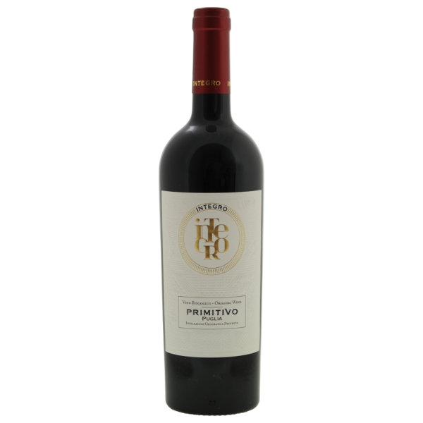 Santa Tresa Integro Primitivo &ndash; Puglia, Itali&euml; Deze Santa Tresa Integro Primitivo&nbsp;is 100% natuurlijk en afkomstig uit de hak van Itali&euml;. Deze wijn barst van smaken, met hints van bramen, pruimencompote, chocolade en peperkoekkruiden. De afdronk is boterzacht en intens. Deze&nbsp;Santa Tresa Integro Primitivo gedijt perfect in de omstandigheden van Puglia en deze wijn wordt op biologische en veganistische wijze geproduceerd, met groot respect voor duurzaamheid. Hij is iets minder intens dan zijn broer, de Negroamaro, maar onderscheidt zich met bloemige tonen van viooltjes en weelderige zwarte kersen en bramen. Ook proef je subtiele tonen van melkchocolade en peperkoekkruiden. In de mond voelt hij zijdezacht aan met diepe donkere gekonfijte vruchten. De afdronk is lang en geconcentreerd. Deze wijn past perfect bij rood vlees, vooral vanaf de grill! Hij komt helemaal tot zijn recht bij glazed spare ribs of pulled pork. Maar ook een stevige vegetarische Chili sin Carne zal hier uitstekend bij smaken. Het landgoed Feudo di Santa Tresa is al sinds 2002 in handen van Stefano Girelli, zijn zus Marina Girelli en hun zakenpartner Massimo Maggio. Toen ze de kans kregen om het domein uit 1697 te verwerven, hebben ze geen moment geaarzeld. Sindsdien is het landgoed in volle glorie hersteld en wordt er volledig biologisch en duurzaam gewerkt. Dit vloeit voort uit de filosofie om het domein te laten opgaan in de omgeving. Zo wordt ervoor gezorgd dat wilde planten en bloemen de kans krijgen om te groeien, wat diverse insecten en dieren aantrekt die op hun beurt zorgen voor een natuurlijke biodiversiteit in de wijngaarden. Het landgoed ligt in Vittoria, in het zuidoosten van Sicili&euml;, en heeft 50 hectare aan wijngaarden, grotendeels op een bodem van "Terra Rossa". Een bijzondere bodem bestaande uit een dunne laag rode leem met daaronder een dikke laag kalksteen. De dikke kalklaag fungeert als een spons en slaat water op, waardoor de druivenstokken zelfs in droge, warme zomers voldoende vocht kunnen krijgen. Door te werken met geschikte druivenrassen en een dichtheid van 5.000-5.500 stokken per hectare worden eenvoudige maar goed gecontroleerde snoeitechnieken toegepast. Bovendien compenseert de koele zuidelijke zeewind de hitte van het binnenland. De natuurlijke kwaliteit van de druiven is zo uitzonderlijk dat het onverstandig zou zijn om meer in te grijpen dan strikt noodzakelijk is. Daarom worden al jarenlang alle druiven van Feudo di Santa Teresa natuurlijk geteeld, wat officieel werd gecertificeerd vanaf de oogst van 2009.