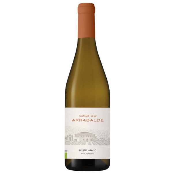 Quinta de Santa Teresa Casa do Arrabalde BIO Biologische witte wijn uit Vinho Verde (Bai&atilde;o) | Aromatisch, fris en modern Land: Portugal Regio: Vinho Verde &ndash; Bai&atilde;o Producent: Quinta de Santa Teresa Druivenrassen: Alvarinho, Arinto, Avesso Certificering: Biologisch (BIO) Wijnstijl: Aromatisch, fris en expressief Moderne biologische wijn uit Vinho Verde De Quinta de Santa Teresa Casa do Arrabalde BIO is een moderne, biologische witte wijn uit Bai&atilde;o, een subregio van Vinho Verde die grenst aan de Douro. In tegenstelling tot klassieke Vinho Verde-stijlen is deze wijn rijker, aromatischer en zonder koolzuur, met een uitgesproken frisheid en diepgang. Wijnhuis Quinta de Santa Teresa &ndash; precisie en terroir Quinta de Santa Teresa is het Portugese wijndomein van Alexandre & Dialiana Gomas, beiden technische ingenieurs met een grote passie voor wijn. Hun technische precisie vertaalt zich in uitzonderlijk gezonde wijngaarden en een zeer zuivere, moderne winery. Het domein is gevestigd in Bai&atilde;o, een warmer en droger gebied binnen Vinho Verde, waar wijnen ontstaan met meer concentratie en aromatische expressie dan men doorgaans verwacht van deze regio. Wijngaard & herkomst Deze wijn is afkomstig van de Casa do Arrabalde-wijngaard, gelegen in de Vinho Verde-subregio Bai&atilde;o, direct tegen het Douro-gebied aan. Hoogte: ca. 490 meter Bodem: Graniet Microklimaat: Warmer dan klassiek Vinho Verde Dankzij deze omstandigheden ontwikkelen de druiven een opvallende aromatische intensiteit, gecombineerd met frisse zuren. Vinificatie & rijping Handmatige oogst en selectie Ontsteling van de druiven Vergisting in RVS tanks bij lage temperatuur Gedeeltelijk schilcontact Minimale interventie om druif, wijngaard en klimaat zo puur mogelijk te laten spreken Deze werkwijze resulteert in een wijn met een directe, expressieve stijl en veel frisheid. Proefnotitie Quinta de Santa Teresa Casa do Arrabalde BIO Kleur: Citroengeel Geur: Aromatisch met tonen van lychee, banaan en bloesem Smaak: Tropisch fruit zoals papaya en mandarijn, gecombineerd met levendige zuren Afdronk: Fris, sappig en expressief Spijsadvies Uitstekend bij: Sardientjes Gegrilde vis Zeevruchten Lichte mediterrane gerechten Serveertemperatuur: 8&ndash;10 &deg;C Waarom Quinta de Santa Teresa Casa do Arrabalde BIO kopen? ✔ Biologische witte wijn uit Portugal ✔ Moderne Vinho Verde-stijl zonder koolzuur ✔ Aromatisch en fris ✔ Granietbodems en hooggelegen wijngaard ✔ Perfect bij vis en zeevruchten