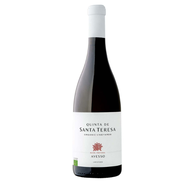 Quinta de Santa Teresa Avesso Unfiltered BIO – karaktervolle witte wijn uit Baião Quinta de Santa Teresa Avesso Unfiltered BIO is een expressieve, ongefilterde witte wijn uit de Portugese Vinho Verde-subregio Baião, pal tegen het Dourogebied aan. Deze wijn laat perfect zien hoe rijk, gastronomisch en complex Avesso kan zijn wanneer terroir en precisie samenkomen. Dankzij schilcontact, lange rijping op de lie en minimale interventie is dit een wijn met diepte, spanning en een uitgesproken eigen signatuur. Beknopte beschrijving van het wijnhuis Quinta de Santa Teresa is het Portugese wijndomein van Alexandre & Dialiana Gomas, technische ingenieurs met een grote passie voor wijn. Hun achtergrond vertaalt zich in extreem gezonde wijngaarden en een zeer precieze, schone vinificatie. Hoewel Baião officieel onder Vinho Verde valt, zorgen het warmere microklimaat en de ligging landinwaarts voor moderne witte wijnen met meer concentratie, structuur en aromatische expressie dan de klassieke stijl. Wijngaard & regio De druiven voor deze Avesso Unfiltered BIO zijn afkomstig uit de Vinho Verde-subregio Baião, direct grenzend aan de Douro. De wijngaarden liggen op noordelijke hellingen, wat zorgt voor extra frisheid en spanning. In dit warme microklimaat rijpen de druiven optimaal, met behoud van zuren en aromatische precisie. Vinificatie De druiven worden met de hand geoogst en streng geselecteerd. Na ontstelen en kneuzen volgt schilcontact, waarna de vergisting plaatsvindt in RVS tanks. De wijn rijpt vervolgens 12 maanden op de gistcellen (sur lie), wat zorgt voor extra romigheid, textuur en complexiteit. Om het pure karakter van druif en terroir te behouden, wordt de wijn niet gefilterd en grijpt men zo minimaal mogelijk in tijdens het proces. Proefnotitie Kleur: Bleekgeel Geur: Grapefruit, tijm en subtiele kruidigheid Smaak: Verfrissend én romig tegelijk, met tonen van perzik, witte peper en fijne kruidigheid. Mooie balans tussen structuur, frisheid en diepgang. Spijs & serveren Serveertemperatuur: 8–10 °C Lekker bij: Gegrilde dorade met gekarameliseerde venkel, maar ook uitstekend bij verfijnde visgerechten en mediterrane keuken. Awards & beoordelingen 94 punten – Decanter (2021): Geprezen om structuur, schilcontact en rijping op de lie, met aroma’s van peer, appel, meloen, grapefruit en mediterrane kruiden. 91 punten – Robert Parker’s Wine Advocate (2019): Vol, mondvullend en perfect in balans, met rijpingspotentieel. 91 punten – Wine Enthusiast (2023): Ongefilterd, rijk en rond, met bitter sinaasappel en geparfumeerde smaken. Quinta de Santa Teresa Avesso Unfiltered BIO is een gastronomische witte wijn voor liefhebbers van karakter, textuur en terroir — een overtuigend bewijs dat Vinho Verde veel meer kan zijn dan licht en eenvoudig.