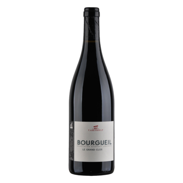 Domaine Yannick Amirault Bourgueil AC Le Grand Clos BIO &ndash; Loire Elegante en karaktervolle biologische Cabernet Franc met diepgang en finesse. De Domaine Yannick Amirault Bourgueil AC Le Grand Clos BIO is een verfijnde rode wijn uit de Loirevallei, gemaakt van 100% Cabernet Franc. Deze biologische cuv&eacute;e combineert kracht en elegantie met een uitgesproken terroir-expressie. In de neus tonen zich rokerige aroma&rsquo;s met dominante fruittonen en een subtiele hint van menthol. De aanzet is zacht en verfijnd, waarna de wijn zich ontwikkelt tot een gestructureerde en harmonieuze Bourgueil met lengte en complexiteit. Smaakprofiel Druif: 100% Cabernet Franc Kleur: Diep robijnrood Aroma&rsquo;s: Rood en zwart fruit, rokerige tonen, lichte menthol Smaak: Elegant, verfijnd en krachtig Structuur: Fijne tannines, goede balans Afdronk: Lang en karaktervol Proefnotitie Rokerige en fruitgedreven neus met een subtiele mentholtoets. In de mond zacht en elegant in de aanzet, gevolgd door structuur, diepgang en een lange, verfijnde afdronk. Dit is de Domaine Yannick Amirault Bourgueil AC Le Grand Clos BIO. Over het domein Domaine Yannick Amirault is een familiebedrijf in de Loirevallei dat al vier generaties bestaat. Yannick Amirault nam het domein in 1977 over van zijn grootvader en breidde het uit tot 20 hectare, verdeeld over Bourgueil en Saint-Nicolas-de-Bourgueil. Sinds 2003 werkt zijn zoon Beno&icirc;t mee in het bedrijf. De wijnen zijn 100% Cabernet Franc en biologisch gecertificeerd. De filosofie van het domein is al meer dan dertig jaar onveranderd: eerlijke, pure en aangename wijnen maken met klassiek vakmanschap en maximale aandacht voor terroir. Wijngaard & Terroir Bodem: graniet, zand en vulkanisch gesteente Gemiddelde leeftijd wijnstokken: 45 jaar Opbrengst: 25 hl per hectare Oogst: volledig manueel in mandjes De lage opbrengsten en oude stokken zorgen voor concentratie, structuur en verfijning. Vinificatie & Rijping Alcoholische fermentatie gedurende 4 weken in conische houten vaten Rijping van 24 maanden in grote houten tonnen van 400 liter Deze lange en zorgvuldige rijping geeft de wijn complexiteit, elegantie en bewaarpotentieel. Serveertips & gebruik Perfect bij wildgerechten, lamsvlees of gegrild rood vlees Combineert uitstekend met harde kazen Serveer rond 16&ndash;18&deg;C Kan nog meerdere jaren rijpen in de kelder Appellatie: Bourgueil Regio: Loirevallei Land: Frankrijk