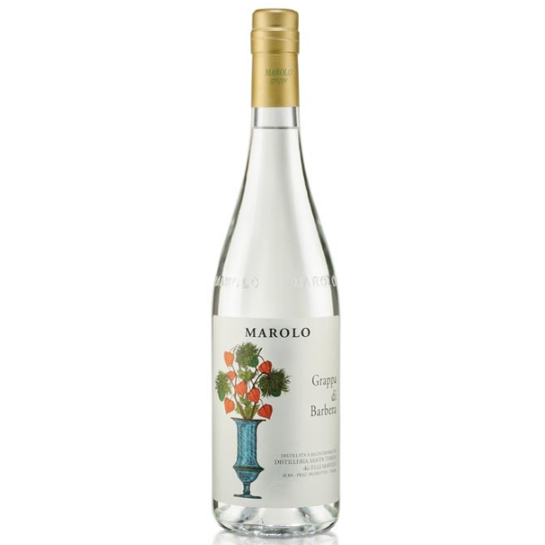 Marolo Di Barbera Grappa &ndash; Itali&euml; Zijdezachte, fruitige grappa met karakter en elegantie. De Marolo Di Barbera Grappa is een verfijnde Italiaanse grappa, gestookt uit de vinacce van Barbera-druiven uit Piemonte. Deze grappa combineert fruitige intensiteit met zachte, ronde tonen en een elegante structuur. Na distillatie krijgt de grappa de tijd om te rijpen en de complexe aroma&rsquo;s volledig tot hun recht te laten komen, waardoor een harmonieus en karaktervol distillaat ontstaat. Smaakprofiel Druivenbasis: Vinacce van Barbera-druiven Kleur: Helder, licht amber Aroma&rsquo;s: Rood fruit, lichte bloemen, subtiel vanille Smaak: Vol, rond en elegant Structuur: Zijdezacht en harmonieus Afdronk: Lang, warm en aangenaam Proefnotitie De neus opent met tonen van sappig rood fruit en een subtiele bloemige toets. In de mond is de grappa zacht, elegant en goed gebalanceerd, met een lange, warme afdronk die uitnodigt tot een volgend glas. Dit is de Marolo Di Barbera Grappa. Wat is grappa en hoe wordt het gemaakt? Voor deze grappa worden uitsluitend verse vinacce gebruikt: zorgvuldig geselecteerde druivenschillen van de wijnproductie, rijk aan aroma en perfect geschikt voor verfijnde distillatie. Bij Marolo worden de Barbera-vinacce direct na de wijnproductie gedistilleerd in traditionele koperen ketels, waardoor de fruitige aroma&rsquo;s behouden blijven en de grappa zijn zachte, ronde structuur krijgt. Over het huis Marolo Marolo is een prestigieuze distilleerderij in Piemonte, gespecialiseerd in hoogwaardige grappa&rsquo;s van lokale druivenrassen. Het huis combineert generaties vakmanschap met moderne distillatietechnieken om elegante, pure en internationaal erkende grappa&rsquo;s te cre&euml;ren. Serveertips & gebruik Ideaal als digestief na een diner Perfect bij desserts met rood fruit, noten of lichte chocolade Serveer op kamertemperatuur (18&ndash;20&deg;C) in een tulpenvormig glas om de aroma&rsquo;s optimaal tot hun recht te laten komen Regio: Piemonte Land: Itali&euml;