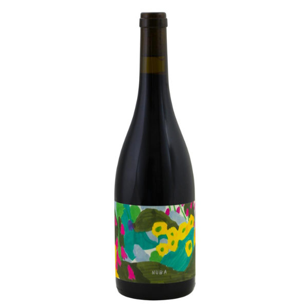 Home 27 Aubert & Mathieu Nuba – natuurlijke rode wijn van Cinsault & Grenache uit de Languedoc Aubert & Mathieu Nuba is vin nature zoals het bedoeld is: zuiver, sappig en extreem doordrinkbaar. Deze biologische rode wijn uit de Languedoc wordt gemaakt van Cinsault en Grenache en barst van het rode fruit. Aardbeien, kersen en frambozen springen uit het glas. Fris, fruitig en lichtvoetig — zo’n wijn waar je automatisch nog een glas van inschenkt. Beknopte beschrijving van het wijnhuis Aubert & Mathieu werd opgericht door Jean-Charles Mathieu en Anthony Aubert, twee jeugdvrienden uit Carcassonne, het hart van de wijnbouw in de Languedoc. Jean-Charles bouwde aanvankelijk een succesvolle financiële carrière op in Parijs, terwijl Anthony internationaal actief was in de wijnmarketing, onder meer in de Verenigde Staten en Thailand. In september 2018 besloten zij hun krachten te bundelen en samen een wijnhandelaarsavontuur te starten. Vooraf formuleerden zij duidelijke uitgangspunten waaraan hun wijnen moesten voldoen: frisheid, balans en complexiteit. Vanuit deze visie selecteren zij wijnboeren die wijnen kunnen maken met een uitgesproken, moderne signatuur. Wijngaard & regio De druiven voor Aubert & Mathieu Nuba zijn afkomstig uit de Languedoc, waar Cinsault en Grenache optimaal rijpen. De biologische wijngaarden leveren druiven met veel fruit, natuurlijke frisheid en een soepele structuur — perfect voor een pure natuurwijnstijl. Vinificatie Nuba is gecertificeerd biologisch en wordt gemaakt zonder toegevoegde sulfieten. Tijdens de vinificatie wordt zo minimaal mogelijk ingegrepen, zodat de wijn een zo puur mogelijke expressie van druif en herkomst behoudt. Het resultaat is een eerlijke, ongefilterde wijn met maximaal drinkplezier. Proefnotitie Kleur: Helder robijnrood Geur: Wilde aardbeien, kersen en frambozen Smaak: Fris, fruitig en sappig met veel rood fruit, lichte structuur en een soepele afdronk Sap, sap en nog eens sap — easy drinking to the max. Spijs & serveren Serveertemperatuur: Licht gekoeld, 12–14 °C Lekker bij: Charcuterie, tapas, ratatouille of gewoon als glas op zichzelf Aubert & Mathieu Nuba is een modern, natuurlijk buitenbeentje dat zich moeiteloos voegt bij elk moment. Altijd lekker, altijd op zijn plaats — een vin nature die je niet hoeft te analyseren, maar gewoon moet drinken.