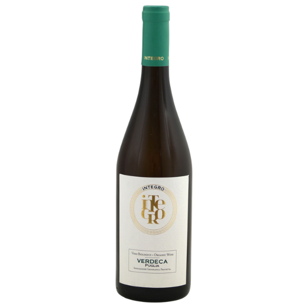 Integro Verdeca Fris, vrolijk en puur uit Zuid-Itali&euml; Integro Verdeca is een verkwikkende en integere witte wijn uit het zonnige zuiden van Itali&euml;. Deze biologisch geteelde Verdeca uit Puglia barst van de frisheid en het sappige fruit en is een echte allemansvriend voor liefhebbers van lichte, doordrinkbare maar karaktervolle wijnen. In het glas valt direct de lichte groene zweem op &ndash; typerend voor de Verdeca-druif, die zelfs volledig rijp haar frisse kleur behoudt. De geur is delicaat en uitnodigend met aroma&rsquo;s van perzik, limoen, mango en verse ananas. In de mond is de wijn heerlijk opwekkend en fris, mooi in balans met zacht, rijp fruit. De afdronk eindigt met dat kenmerkende Italiaanse bittertje, dat de wijn extra spanning en gastronomische charme geeft. Spijs & moment &ndash; puur mediterraan genieten Integro Verdeca is gemaakt voor lichte, verfijnde gerechten en zonnige momenten. Dankzij zijn frisse zuren en elegante structuur combineert hij fantastisch met: Delicate vis- en schaaldiergerechten Pasta vongole Gegrilde calamari met citroen Verrassend lekker bij b&ouml;rek met spinazie en feta Ook perfect als aperitief of bij een lange lunch op het terras. Een wijn die altijd energie geeft, zonder zwaar te worden. De Verdeca-druif &ndash; eeuwenoud en karaktervol De Verdeca-druif is een van de oudste druivenrassen van Zuid-Itali&euml; en dankt haar naam aan de blijvende groene kleur (verde), zelfs bij volledige rijpheid. Voor deze wijn komen de druiven uit Brindisi, in de hak van Itali&euml;, waar ze &rsquo;s nachts worden geoogst. Dit nachtelijk plukken garandeert frisse zuren en bewaart het aromatische karakter van de druif, wat resulteert in een levendige en dorstlessende wijn. Feudo di Santa Tresa &ndash; biologische precisie en respect voor natuur Integro Verdeca wordt gemaakt door Feudo di Santa Tresa, een historisch domein dat dateert uit 1697. Sinds 2002 is het in handen van Stefano en Marina Girelli, samen met hun partner Massimo Maggio. Vanaf de overname is het domein volledig gerestaureerd en wordt er met grote toewijding biologisch en duurzaam gewerkt. Het wijnhuis ligt in Vittoria, in het zuidoosten van Sicili&euml;, en beschikt over 50 hectare wijngaarden op de karakteristieke bodem van Terra Rossa: een laag rode leem boven een dikke kalksteenlaag. Deze kalk fungeert als een natuurlijke spons en zorgt ervoor dat de wijnstokken ook tijdens hete, droge zomers voldoende water krijgen. De koele zeebries uit het zuiden tempert de hitte en draagt bij aan frisheid en aromatische finesse. Door hoge plantdichtheid (5.000&ndash;5.500 stokken per hectare), zorgvuldig snoeien en minimale interventie laat Santa Tresa het terroir volledig spreken. De druiven zijn al jarenlang biologisch geteeld en sinds oogst 2009 is de volledige productie officieel biologisch gecertificeerd. Waarom kiezen voor Integro Verdeca? Biologische Verdeca uit Zuid-Itali&euml; Fris, sappig en licht aromatisch Perfect bij vis, schaal- en schelpdieren Authentiek druivenras met historie Gemaakt met respect voor natuur en terroir Integro Verdeca is een wijn die precies doet wat hij belooft: puur, fris en ongecompliceerd genieten met een uitgesproken Italiaans karakter.