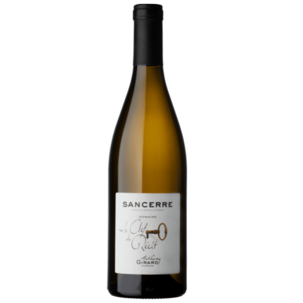 Domaine La Clef du R&eacute;cit &ndash; Sancerre Expressieve Sauvignon Blanc met finesse uit de Loire Domaine La Clef du R&eacute;cit is het opwindende en karaktervolle meesterwerk van de jonge, ambitieuze wijnmaker Anthony Girard. Gevestigd in R&eacute;cy, vlakbij Sancerre in de oostelijke Loirevallei, combineert deze wijn elegantie met pure terroirexpressie &mdash; wat typisch is voor de klassiekste stijl van Sauvignon Blanc uit dit wereldberoemde wijngebied. Met een stralend groengele kleur in het glas en een krachtig, geurend bouquet van zuidvruchten, bloemen en kruiden, is deze Sancerre een smaakvolle representatie van wat Sauvignon Blanc op z&rsquo;n best kan zijn. Het palet is zuiver en rijk, met veel fruit, een brede mondvulling en een uitstekend evenwicht tussen frisheid en ronding. De wijn &ndash; fris, fruitig en harmonieus Domaine La Clef du R&eacute;cit wordt gemaakt van 100% Sauvignon Blanc, de klassieke druif van Sancerre. Deze wijn valt op door: Krachtig bouquet met aroma&rsquo;s van citrus, tropisch fruit, bloemen en kruiden Zuiver en rijk van smaak, vol fruit en elegantie Breed palet in de mond en perfecte structuur Uitstekend evenwicht tussen fruit, frisheid en mineraliteit De levendige zuren en heldere fruitexpressie maken dit een wijn die zowel elegant als toegankelijk is &mdash; ideaal voor liefhebbers van frisse, minerale witte Bourgondi&euml;rs. Terroir & vinificatie &ndash; precisie en respect Het domein La Clef du R&eacute;cit werd in 2012 opgericht door Anthony Girard, die na jaren ervaring in het familiehuis en internationale wijngebieden zijn eigen project startte in dit kleine R&eacute;cy-dorpje. Het domein omvat ongeveer 16 hectare, met wijngaarden voor Sancerre, Menetou-Salon en Quincy. De wijngaarden liggen op kalk- en silex-rijke bodems &mdash; kenmerken van de beste terroirs in Sancerre &mdash; wat bijdraagt aan de mineraliteit, frisheid en diepte van de wijnen. Anthony werkt met grote zorg voor de natuur en respect voor de bodem, wat resulteert in druiven die volledig rijp en aromatisch geoogst worden. De vinificatie is gericht op het behouden van frisheid en terroirexpressie: Handoogst en zorgvuldige selectie Koel gecontroleerde fermentatie Minimaal干 interventie om puur fruit en natuurlijke mineraliteit te behouden