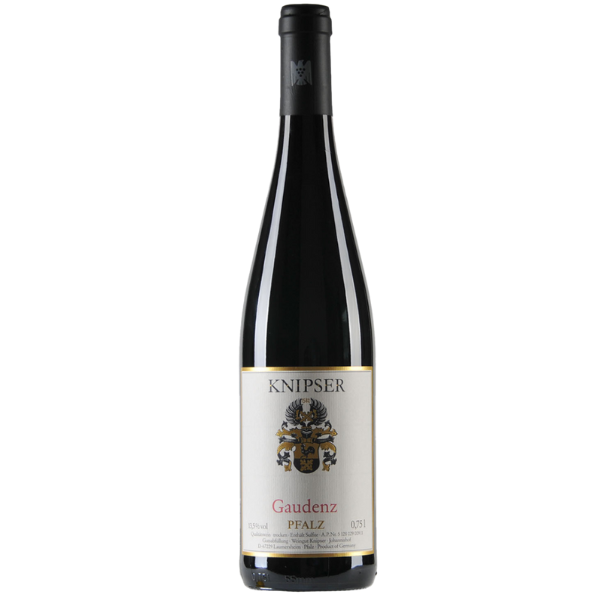 Weingut Knipser Cuv&eacute;e Gaudenz Trocken &ndash; Laumersheim Krachtige Duitse rode wijn met Cabernet-dominantie De Cuv&eacute;e Gaudenz Trocken van Weingut Knipser is een expressieve en toegankelijke rode wijn uit Laumersheim (Pfalz). De blend van Cabernet, Merlot en Dornfelder combineert kracht met elegantie en staat bekend als een veelzijdige gastronomische wijn. In de neus intense aroma&rsquo;s van rijpe cassis, braam en zwarte kers, duidelijk gedreven door het Cabernet-karakter. In de mond vol en soepel, met fijne kruidigheid, fluweelzachte tannines en een mooie balans tussen fruit, structuur en frisheid. De wijn rijpte 18 maanden op gebruikte Franse eikenhouten barriques, wat zorgt voor complexiteit en diepgang zonder het fruit te overheersen. Het resultaat is een ongecompliceerde maar ambitieuze rode wijn die breed inzetbaar is. Volgens de Gault Millau Weinguide een perfecte gastronomiewijn: geliefd bij een groot publiek, veelzijdig inzetbaar en altijd stijlvol zonder zich op te dringen. Perfect bij: wildgerechten, rood vlees, stoofschotels, charcuterie en stevige borrelplanken. De naam Gaudenz verwijst naar een voorvader van de familie Knipser, stadsbouwmeester en raadslid in het 16e-eeuwse Merano. In diezelfde periode werd het nog altijd gevoerde familiewapen toegekend (1582), wat deze wijn extra historische betekenis geeft.