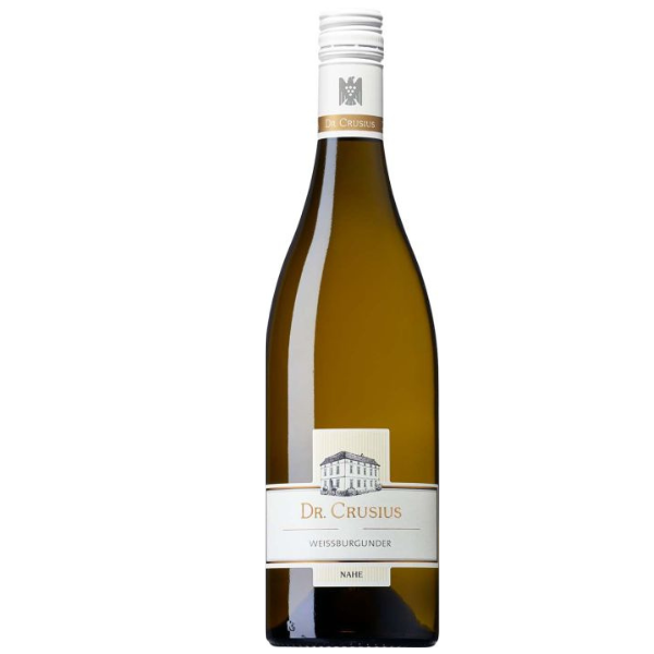 Home 30 Dr. Crusius Traiser Weissburgunder – elegante Pinot Blanc uit de Nahe Dr. Crusius Traiser Weissburgunder is een verfijnde en gastronomische witte wijn uit de Duitse wijnregio Nahe. Deze wijn combineert frisheid en elegantie met rijp fruit en een subtiele romigheid. Dankzij de unieke vulkanische bodems aan de voet van de Rotenfels toont deze Pinot Blanc niet alleen toegankelijkheid, maar ook spanning, diepgang en terroirexpressie. Beknopte beschrijving van het wijnhuis Weingut Dr. Crusius behoort tot de toonaangevende producenten van de Nahe. Het wijnhuis staat bekend om zijn gulle maar energieke stijl, waarin frisheid en rijpheid elkaar perfect aanvullen. De wijngaarden liggen spectaculair rond de Rotenfels, een imposant rotsmassief van vulkanische oorsprong. Dr. Crusius bezit percelen in enkele van de meest prestigieuze wijngaarden van de regio, waaronder Steinberg, Kupfergrube en Bastei, die tot de hoogste classificatie (Grosse Lage) behoren. Wijngaard & regio De druiven voor deze Weissburgunder zijn afkomstig uit de wijngaarden Rotenfels en Nonnengarten rond het dorp Traisen in de Nahe. De bodems bestaan uit zanderige klei, steenachtige klei en ryoliet met porfierstructuur – een harde, roodbruine steensoort van vulkanische oorsprong. Deze ondergrond geeft de wijn zijn kenmerkende mineraliteit, verfijning en frisse spanning. Vinificatie Na de oogst worden de druiven voorzichtig geperst en vergist bij lage temperatuur om de fruitaroma’s optimaal te behouden. De wijn rijpt vervolgens voornamelijk in RVS-tanks, aangevuld met een deel rijping in gebruikte grote eikenhouten vaten. Dit zorgt voor extra structuur en romigheid, zonder het frisse karakter te verliezen. Proefnotitie Kleur: Lichtgeel Geur: Perzik, peer en meloen Smaak: Sappig en fruitig met frisse, elegante zuren, verfijnde romigheid en een harmonieuze balans Spijs & serveren Serveertemperatuur: 8–10 °C Lekker bij: Ravioli gevuld met geitenkaas en venkel, maar ook bij lichte pastagerechten, groentegerechten en zachte kazen Awards & pers Perswijn: 15/20 Dr. Crusius Weissburgunder is een stijlvolle en veelzijdige witte wijn met finesse, frisheid en subtiele kracht — ideaal voor liefhebbers van elegante, gastronomische Pinot Blanc met terroirkarakter.