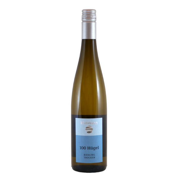Wittmann 100 H&uuml;gel Riesling Trocken &ndash; Premium Riesling uit Rheinhessen De Wittmann 100 H&uuml;gel Riesling Trocken is een uitzonderlijke witte wijn uit de beroemde Rheinhessen-regio in Duitsland, geproduceerd door het familiebedrijf Wittmann. Deze droge Riesling biedt een perfecte balans tussen de frisse, levendige zuren en de complexe fruitige smaken die typisch zijn voor het terroir van Westhofen. Het is een dynamische, biodynamische Riesling die het beste van de regio weerspiegelt, met een focus op terroirexpressie en natuurlijk vakmanschap. Met zijn heldere, goudgele kleur en een uitnodigend aroma van citrusvruchten, groene appel en een subtiele minerale ondertoon, roept de Wittmann 100 H&uuml;gel Riesling beelden op van de zonovergoten heuvels van Rheinhessen. In de neus komen limoen, grapefruit en een vleugje perzik naar voren, samen met een delicate kruidigheid die de complexiteit van de wijn benadrukt. Smaakprofiel van de Wittmann 100 H&uuml;gel Riesling Trocken De smaak van de Wittmann 100 H&uuml;gel Riesling Trocken is fris, levendig en goed gebalanceerd. De frisse citrus- en appeltonen gaan mooi samen met een fijne minerale scherpte, die de wijn een spannende en gelaagde afdronk geeft. De wijn heeft een uitstekende zuurgraad die zorgt voor een aangename frisheid, terwijl de mineraliteit van de bodem zich prachtig manifesteert in de finale. Aroma: Limoen, grapefruit, groene appel, met een vleugje perzik en minerale tonen. Smaak: Droog, fris en fruitig, met een mooie balans tussen citrus, appel en mineraliteit. Afwerking: Frisse, elegante afdronk met een subtiele rokerigheid en mineralen die de wijn karakter geven. Het Wijnhuis Wittmann &ndash; Biodynamisch Vakmanschap uit Rheinhessen De Wittmann 100 H&uuml;gel Riesling komt uit het wijngoed Wittmann, een familiebedrijf dat al sinds 1990 werkt volgens biologische en biodynamische principes. Het wijnhuis is gevestigd in Westhofen, het hart van Rheinhessen, en staat bekend om zijn toewijding aan het terroir en het behoud van de natuurlijke balans in de wijngaarden. Wittmann is een van de pioniers van biodynamisch wijnmaken in Duitsland, wat betekent dat er een sterke nadruk ligt op duurzaamheid en de gezondheid van de bodem. De wijnen worden geproduceerd met natuurlijke gisten, zonder toevoeging van sulfieten, en rijpen in grote houten vaten om de smaak volledig te laten ontwikkelen. Het resultaat is een zuivere, karaktervolle wijn die de essentie van de regio weerspiegelt. Wat Maakt de Wittmann 100 H&uuml;gel Riesling Zo Bijzonder? Biodynamisch: De biodynamische teelt zorgt voor wijnen die de natuurlijke eigenschappen van de wijngaard optimaal weerspiegelen. Handmatige druivenselectie: Alleen de beste druiven worden geselecteerd voor deze topwijn. Langzame vinificatie: Natuurlijke gisten en rijping in grote houten foeders maken de wijn complex en elegant. Terroirexpressie: Het uitgangspunt van Wittmann is om wijnen te maken die het unieke karakter van het Rheinhessen-terroir vastleggen. De Wijnmaker &ndash; Philipp Wittmann Philipp Wittmann is de drijvende kracht achter de wijnen van dit iconische familiebedrijf. Samen met zijn ouders, G&uuml;nther (verantwoordelijk voor de wijngaarden) en Elisabeth (verantwoordelijk voor de verkoop), heeft Philipp een naam opgebouwd als een van de meest gerespecteerde wijnmakers van Duitsland. Hij is twee keer uitgeroepen tot de beste witte wijnmaker van Duitsland door de Eichelmann-gids (2003 en 2013) en kreeg in 2014 dezelfde eer van Gault Millau. Wittmann heeft zich gepositioneerd als de standaard voor witte wijnen uit Rheinhessen en wordt wereldwijd geprezen voor zijn natuurlijke, biodynamische benadering van wijnmaken. Waarom Wittmann 100 H&uuml;gel Riesling Trocken Proberen? Of je nu een fervent liefhebber bent van Duitse Riesling of gewoon op zoek bent naar een frisse, elegante witte wijn, de Wittmann 100 H&uuml;gel Riesling Trocken biedt alles wat je van een top Riesling mag verwachten. De perfecte balans tussen fruit, mineraliteit en frisse zuren maakt deze wijn een uitstekende keuze voor lichte gerechten zoals gegrilde vis, sushi, salades en witte vleesgerechten. Het is ook een fantastische keuze als aperitief of voor een gezellige borrel. De Wittmann 100 H&uuml;gel Riesling Trocken is een wijn die zowel in zijn jeugd als na enkele jaren rijping in de fles zijn complexiteit en karakter zal blijven ontwikkelen, waardoor het een wijn is die je keer op keer kunt blijven ontdekken. De Erfenis van Wittmann Met een biodynamisch en natuurlijk ethos heeft het huis Wittmann zichzelf bewezen als een van de toonaangevende wijnmakers in Duitsland. Hun wijnen ontvangen wereldwijd lovende kritieken en zijn een perfecte weerspiegeling van het duidelijke respect voor het terroir. Als je op zoek bent naar een wijn die de essentie van Rheinhessen uitstraalt, dan is de Wittmann 100 H&uuml;gel Riesling Trocken een absolute aanrader.