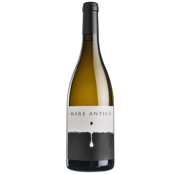 Decugnano dei Barbi Orvieto Classico Superiore &ldquo;Mare Antico&rdquo; &ndash; Umbri&euml;, Itali&euml; Elegante en mineraalrijke Orvieto met ziltige finesse en rijp wit fruit. Deze Decugnano dei Barbi Mare Antico Orvieto Classico Superiore is een verfijnde witte wijn uit Umbri&euml;, gemaakt van Chardonnay, Grechetto, Procanico en Vermentino. Deze blend combineert rondheid en frisheid met een kenmerkende zilte mineraliteit, afkomstig van fossielrijke bodems in Orvieto. In het glas licht goudgeel. De geur opent met witte perzik, grapefruit en florale tonen, aangevuld met subtiele vuursteen- en schelpachtige mineraliteit. In de mond vol en romig, met rijp boomgaardfruit, levendige zuren en een elegante, licht zilte afdronk. Smaakprofiel Decugnano dei Barbi Mare Antico Orvieto Classico Superiore Druiven: Chardonnay, Grechetto, Procanico, Vermentino Kleur: Licht goudgeel Aroma&rsquo;s: Witte perzik, grapefruit, bloemen, subtiele vuursteen Smaak: Vol en fruitig met frisse zuren Structuur: Rond, romig en mineraal Afdronk: Lang met lichte ziltigheid en citrus Over het wijnhuis Decugnano dei Barbi werd in 1973 opgericht door Claudio Barbi in Orvieto. Toen hij het verlaten landhuis &lsquo;Decugnano&rsquo; ontdekte, was hij direct overtuigd van het uitzonderlijke terroir. Het historische domein &ndash; waar al sinds 1212 wijn werd verkocht onder kerkelijk beheer &ndash; werd omgedoopt tot Decugnano dei Barbi. Vandaag staat het huis bekend om zijn kwaliteitsgerichte aanpak en wijnen die het unieke karakter van Orvieto weerspiegelen. Wijngaard & Regio Appellatie: Orvieto Classico Superiore Regio: Umbri&euml; Land: Itali&euml; De druiven zijn afkomstig van verschillende wijngaarden rond Orvieto, gelegen op circa 320 meter hoogte. Bodem: Mergel en leem rijk aan fossiele schelpen Invloed: Voormalige zeebodem (&ldquo;Mare Antico&rdquo;) Hoogte: 320 meter boven zeeniveau De fossielrijke bodems geven de wijn zijn kenmerkende zilte mineraliteit en verfijnde spanning. Vinificatie & Rijping 90% vergisting in RVS bij 14&ndash;16&deg;C (15&ndash;20 dagen) 10% vergisting in eikenhouten vaten 6 maanden rijping in RVS 6 maanden flesrijping De combinatie van RVS en een klein aandeel hout zorgt voor frisheid, aromatische precisie en subtiele structuur. Awards & Beoordelingen 93 punten &ndash; Vinous (2022) &ldquo;Flint stone, white smoke and sliced pears&hellip; spike of salty minerals&hellip; built for long maturation.&rdquo; 92 punten &ndash; James Suckling (2020) &ldquo;Round and creamy&hellip; delicious, saline twist to the citrus and white fruit.&rdquo; 90 punten &ndash; Robert Parker's Wine Advocate (2017) 90 punten &ndash; Wine Enthusiast (2016) 3 glaasjes &ndash; Gambero Rosso (2021) Serveertips & Gebruik Heerlijk bij pasta met zeevruchten Perfect bij kipgerechten Combineert mooi met zachte kazen Serveertemperatuur: 10&ndash;12&deg;C Productinformatie Wijnsoort: Witte wijn Wijnhuis: Decugnano dei Barbi Land: Itali&euml; Regio: Umbri&euml; Appellatie: Orvieto Classico Superiore Een elegante, mineraalgedreven Orvieto met verfijnde ziltigheid en rijp wit fruit &ndash; een expressieve witte wijn uit het hart van Umbri&euml; met uitstekend bewaarpotentieel.