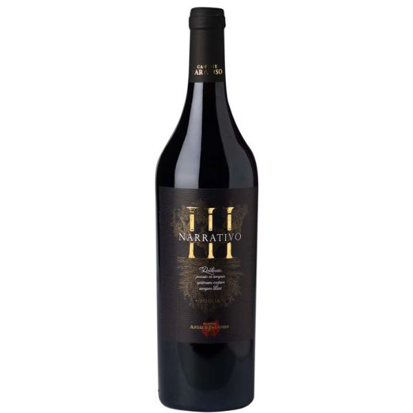 Onze Italiaanse Wijnen 105 Paradiso Narrativo – Krachtige rode wijn uit Puglia Rijke en karaktervolle Italiaanse blend met diepgang, rijp fruit en fluweelzachte kracht. De Paradiso Narrativo is een indrukwekkende rode wijn uit het zonnige Puglia in Zuid-Italië. Deze bijzondere blend van Negroamaro, Nero di Troia en Primitivo combineert de kracht van het Zuid-Italiaanse klimaat met de finesse van zorgvuldige vinificatie en rijping op Frans eiken. Het resultaat is een volle, rijke en elegante wijn met intense fruitaroma’s, kruidigheid en een lange, warme afdronk. Smaakprofiel Druivenrassen: Negroamaro, Nero di Troia, Primitivo Kleur: Diep robijnrood Neus Verleidelijke aroma’s van rijpe pruimen, zwarte kersen en bramen, aangevuld met warme specerijen en een subtiele hint van pure chocolade. Mond Vol en krachtig met veel rijp donker fruit, maar tegelijkertijd elegant en goed in balans. De wijn heeft een mooie structuur met rijpe, prettige tannines. Afdronk Lang, warm en harmonieus met kruidige en licht chocoladeachtige tonen. Dit is een wijn met karakter en diepgang, typisch voor de beste rode wijnen uit Zuid-Italië. Over het wijnhuis Cantine Paradiso werd opgericht in 1954 door grootvader Angelo Paradiso in het plaatsje Cerignola. In de jaren na de Tweede Wereldoorlog heerste er veel armoede onder boeren in Zuid-Italië. Angelo Paradiso besloot zijn toekomst te zoeken in de wijnbouw en bouwde het familiebedrijf op dat vandaag de dag bekendstaat om zijn gulle en karaktervolle rode wijnen. Het huis specialiseert zich in authentieke druivenrassen uit Puglia, zoals Primitivo, Negroamaro en Nero di Troia. Deze druiven leveren krachtige, rijpe wijnen met veel karakter en mediterrane warmte. Wijngaard & Terroir De druiven voor de Narrativo groeien in de wijngaarden rond Cerignola. Kenmerken van het terroir: Kalk- en kleirijke bodems Warm mediterraan klimaat Ideale rijping van Zuid-Italiaanse druivenrassen De oogst verloopt gefaseerd om optimale rijpheid te garanderen: Primitivo – eind augustus Negroamaro – half september Nero di Troia – oktober Vinificatie & Rijping Na de oogst worden de druiven ontsteeld en gekneusd. Vervolgens vindt een maceratie van 15–20 dagen plaats in roestvrijstalen tanks bij gecontroleerde temperatuur. Tijdens dit proces wordt het sap regelmatig over de druivenpulp gepompt om maximale kleur, aroma en structuur te verkrijgen. De wijn rijpt vervolgens: 1 maand in RVS tanks 12 maanden in kleine Franse eikenhouten vaten 6 maanden opnieuw in RVS 6 maanden flesrijping Een bijzonder detail: eigenaar Angelo Paradiso selecteert persoonlijk elk jaar de eikenhouten vaten in Frankrijk bij de gerenommeerde kuiper Seguin Moreau, speciaal afgestemd op de stijl van de Narrativo. Perfecte wijn-spijscombinaties De Paradiso Narrativo is een krachtige gastronomische wijn en combineert uitstekend met: Gebakken ossenhaas met tijm Gegrild rood vlees Wildgerechten Stoofgerechten Rijpe harde kazen Serveertemperatuur: 16–18°C