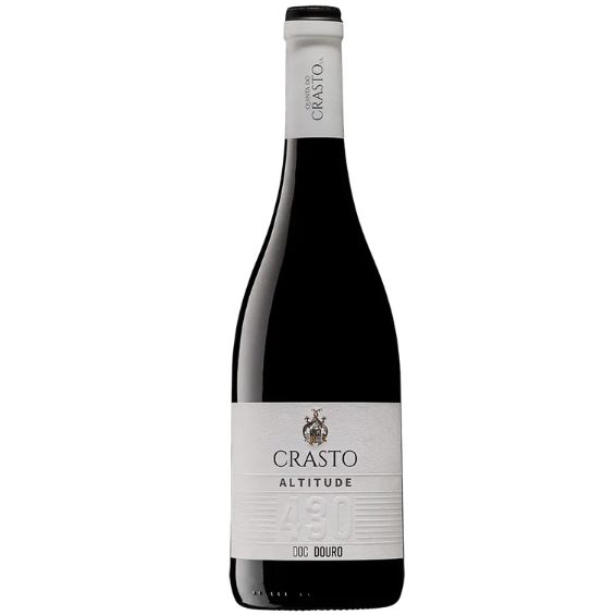 Crasto Altitude 430 &ndash; Elegante, frisse Douro-wijn van grote hoogte met rood fruit en verfijnde structuur Unieke hooggelegen Douro-wijn met finesse, frisheid en een verrassend laag alcoholgehalte. De Crasto Altitude 430 is een bijzondere rode wijn uit de Douro, ontwikkeld door Quinta do Crasto als onderdeel van hun onderzoek naar het potentieel van inheemse druivenrassen op grotere hoogte. Deze wijn markeert een nieuw hoofdstuk voor het huis en laat zien dat de Douro ook wijnen kan voortbrengen met elegantie, frisheid en een meer verfijnd profiel. In het glas heeft de wijn een heldere granaatrode kleur. De geur is zuiver en aromatisch, met tonen van rood fruit, fijne kruiden en subtiele bosachtige nuances. In de mond toont de Crasto Altitude 430 zich omhullend en verfijnd, met een mooi volume, een zijdezachte textuur en een opvallende frisheid. De balans tussen elegantie en structuur maakt deze wijn bijzonder verleidelijk en doordrinkbaar. Smaakprofiel Crasto Altitude 430 Druiven: 70% Tinta Francisca, 30% Touriga Nacional Kleur: Granaatrood Aroma&rsquo;s: Rood fruit, kruiden, florale en bosachtige tonen Smaak: Elegant, fris en verfijnd Structuur: Fijne tannines, lichtvoetig maar met volume Afdronk: Harmonieus, zuiver en aanhoudend Wijngaard & Regio Hoogte: 430 meter Expositie: Noordelijk geori&euml;nteerd Regio: Douro Land: Portugal De druiven zijn afkomstig van wijngaarden op grotere hoogte, waar koelere omstandigheden zorgen voor lagere alcoholpercentages en meer frisheid. De Tinta Francisca draagt bij aan aromatische finesse en elegantie, terwijl Touriga Nacional zorgt voor structuur, frisheid en expressieve fruittonen. Deze combinatie resulteert in een perfect gebalanceerde wijn. Vinificatie & Rijping Selectie van hooggelegen percelen Aangepaste vinificatie gericht op frisheid en elegantie Voor deze wijn wordt een andere vinificatiestijl toegepast dan gebruikelijk bij Quinta do Crasto, met focus op het behoud van aromatische zuiverheid, frisheid en een lichtere extractie. Dit benadrukt het unieke karakter van de druiven afkomstig van grotere hoogte. Serveertips & Gastronomie Heerlijk bij gegrild gevogelte of kalfsvlees Past uitstekend bij mediterrane gerechten en kruidige groentegerechten Ook zeer geschikt licht gekoeld bij charcuterie Serveertemperatuur: 14&ndash;16&deg;C Productinformatie Wijnsoort: Rode wijn Wijnhuis: Quinta do Crasto Alcoholpercentage: Lager dan gemiddeld (hooggelegen wijngaarden) Land: Portugal Regio: Douro Een verfijnde en vernieuwende Douro-wijn die elegantie en frisheid centraal stelt, en laat zien hoe veelzijdig deze iconische wijnregio werkelijk is.