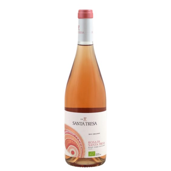 Onze Italiaanse Wijnen 31 Rosa di Santa Tresa – Verfijnde Siciliaanse rosé met rood fruit en mediterrane elegantie Deze Rosa di Santa Tresa is een elegante en zuivere rosé uit Sicilië, geproduceerd door Santa Tresa. Deze wijn, gemaakt van biologisch verbouwde druiven, is een perfecte weerspiegeling van het zonnige Siciliaanse terroir. Met zijn lichte kleur en verfijnde stijl is dit een rosé die moeiteloos charmeert – een echte “an offer you can’t refuse”. De smaak van de Rosa di Santa Tresa is fris en verfijnd, met aroma’s van rood fruit zoals frambozen en wilde aardbeien, aangevuld met subtiele tonen van viooltjes, rozen en een vleugje mediterrane kruiden. De wijn is een blend van Nero d’Avola en Frappato, die door een zeer zachte persing een lichte kleur en een zuivere smaak krijgen. In de mond is de wijn elegant en levendig, met een mooie balans en een frisse, aanhoudende afdronk. Deze veelzijdige rosé is ideaal voor zonnige dagen en combineert uitstekend met lichte visgerechten, salades, groenten, sushi of een plankje charcuterie. Ook als aperitief komt hij perfect tot zijn recht. Serveer licht gekoeld (10–12°C) voor de optimale beleving.