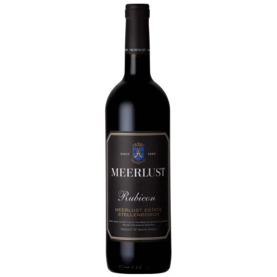 Meerlust Rubicon – Iconische Bordeaux-blend uit Stellenbosch Klassieke Zuid-Afrikaanse topwijn met donker fruit, verfijnde tannines, kruidigheid en groot bewaarpotentieel. De Meerlust Rubicon is het vlaggenschip van het beroemde wijnhuis Meerlust uit Stellenbosch. Deze iconische rode wijn is een Bordeaux-blend van Cabernet Franc, Cabernet Sauvignon, Merlot en Petit Verdot en behoort al decennialang tot de absolute top van Zuid-Afrika. De naam Rubicon verwijst naar een beslissende stap vooruit: een wijn die Zuid-Afrika internationaal op de kaart zette als producent van serieuze, klassieke rode wijnen. Meerlust werd al in 1756 aangekocht en mag zich met recht één van de meest historische en gerespecteerde wijnhuizen van Stellenbosch noemen. De wijngaarden profiteren van graniet-, grind-, klei- en ijzerrijke bodems, die elk druivenras hun eigen karakter en structuur meegeven. De druiven worden afzonderlijk gevinifieerd in roestvrijstalen tanks, waarna de wijn eerst rijpt op Frans eikenhout. Pas na deze eerste rijping wordt de definitieve blend samengesteld, gevolgd door een tweede rijping op Franse eikenhouten vaten. In het glas toont de Meerlust Rubicon een diepe paarsrode kleur. De geur is krachtig en gelaagd, met aroma’s van bramen, cassis, pruimen, zoethout, tabak, wierook, cederhout en subtiele tonen van pure chocolade. In de smaak is de wijn geconcentreerd en elegant tegelijk, met veel donker fruit, fijne kruidigheid, grafietachtige mineraliteit en soepele maar stevige tannines. De afdronk is lang, verfijnd en mooi in balans. Deze wijn is nu al prachtig bij rijke gerechten, maar kan zich ook uitstekend verder ontwikkelen op fles. Een grote Zuid-Afrikaanse wijn voor liefhebbers van klassieke Bordeaux-blends. Smaakprofiel Druiven: Cabernet Sauvignon, Merlot, Cabernet Franc en Petit Verdot Kleur: Diep paarsrood Neus: Bramen, cassis, pruimen, zoethout, tabak, wierook, cederhout en pure chocolade Smaak: Geconcentreerd, donker fruit, kruidig, elegant, verfijnde tannines en lange afdronk Wijnsoort: Rode wijn Land: Zuid-Afrika Regio: Stellenbosch Wijnhuis: Meerlust Serveertemperatuur: 16-18 °C Wijn & spijs De Meerlust Rubicon is heerlijk bij runderribstuk, gegrild rood vlees, lamsbout, stoofschotels van rund of lam en gerechten met paddenstoelen of rijke sauzen. Ook prachtig bij gerijpte harde kazen. Beoordelingen De Meerlust Rubicon wordt internationaal zeer hoog gewaardeerd. Jancis Robinson beoordeelde de wijn met 17/20 en omschrijft hem als verfijnd, rijp en waardig, met zeer fijn verweven tannines en een lange minerale afdronk. Ook andere toonaangevende wijncritici zijn lovend, met onder meer 92 punten van James Suckling, 91 punten van Vinous, 92 punten van Wine Spectator, 92 punten van Robert Parker’s Wine Advocate en 96 punten van Decanter voor recente jaargangen.