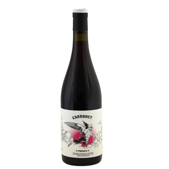 In the picture 7 L'abrunet de Frisach negre – Biologische Garnacha en Cariñena vol frisheid en energie Frisse, energieke rode wijn uit Terra Alta, gemaakt van biologisch verbouwde Garnacha en Cariñena in field blend. Sappig kersenfruit, florale tonen, mineraliteit en een levendige afdronk. Deze bijzondere rode wijn uit Terra Alta is gemaakt van Garnacha en Cariñena die samen als field blend in dezelfde wijngaard staan aangeplant. Dat betekent dat de druivenrassen niet apart per perceel worden verbouwd, maar door elkaar heen groeien. Een traditionele en tegelijk bijzonder terroirgerichte manier van wijnmaken, waarbij de druiven elkaar in de wijngaard versterken. De combinatie van Garnacha en Cariñena zorgt voor een prachtig evenwicht tussen rijp fruit, frisheid, kruidigheid en structuur. Garnacha geeft de wijn zijn sappige rode fruit, zachte rondheid en toegankelijke charme, terwijl Cariñena zorgt voor levendige zuren, spanning, kruidigheid en een frisse minerale ondertoon. Samen laten ze het karakter van Terra Alta op een pure en energieke manier spreken. De druiven worden biologisch verbouwd. Doordat de verschillende rassen samen in de wijngaard staan, kunnen ze elkaar helpen bij het rijpen en dragen ze bij aan een natuurlijke balans. Ook zorgt deze manier van aanplanten voor meer biodiversiteit en een betere weerbaarheid van de wijngaard. Het resultaat is een wijn die niet gemaakt lijkt om zwaar of log te zijn, maar juist om levendig, fris en doordrinkbaar te blijven. In het glas heeft de wijn een mooie kersenpaarse kleur met een jeugdige uitstraling. De geur opent kruidig en bloemig, gevolgd door tonen van sappige kersen, vers bosfruit, een lichte lactische toets die doet denken aan bosbessenyoghurt, en een subtiele minerale ondertoon. In de mond is de wijn fris, soepel en energiek, met een mooie balans tussen fruit, zuren en zachte kruidigheid. Dit is zo’n rode wijn waar je niet moe van wordt, maar juist zin krijgt in een tweede glas. Geen zware krachtpatser, maar een levendige, pure en speelse wijn met karakter. Heerlijk licht gekoeld te drinken en perfect voor wie houdt van rode wijn met spanning, frisheid en veel drinkplezier. Smaakprofiel Druivenrassen Garnacha en Cariñena Herkomst Terra Alta, Spanje Wijnbouw Biologisch verbouwd Kleur Helder kersenpaars met een jeugdige, levendige schittering. Neus Aroma’s van kersensap, rood bosfruit, florale tonen, lichte kruidigheid, een subtiele lactische toets en mineraliteit. Smaak Fris, sappig en energiek met levendige zuren, vers rood fruit, zachte kruidigheid en een minerale ondertoon. Afdronk Zuiver, fris en doordrinkbaar met veel energie en een fijne fruitige lengte. Wijn-spijscombinaties Deze Garnacha-Cariñena field blend is een uitstekende keuze bij gerechten die vragen om frisheid en sappigheid. Denk aan gegrilde groenten, charcuterie, gevogelte, kruidige tapas, lamsgehaktballetjes, paella met groenten of lichte vleesgerechten. Ook heerlijk bij gerechten uit de mediterrane keuken met tomaat, paprika, aubergine en verse kruiden. Serveer deze wijn gerust licht gekoeld, rond de 14 tot 16 graden. Dat maakt het fruit nog sappiger en benadrukt de frisse, energieke stijl van de wijn. Waarom kiezen voor deze wijn? Deze biologische rode wijn uit Terra Alta is ideaal voor liefhebbers van pure, levendige en niet te zware rode wijnen. De field blend van Garnacha en Cariñena geeft de wijn een uniek karakter: sappig en fruitig, maar tegelijk fris, mineraal en spannend. Een energiek glas wijn dat perfect laat zien hoe mooi eenvoud, terroir en vakmanschap samen kunnen komen.