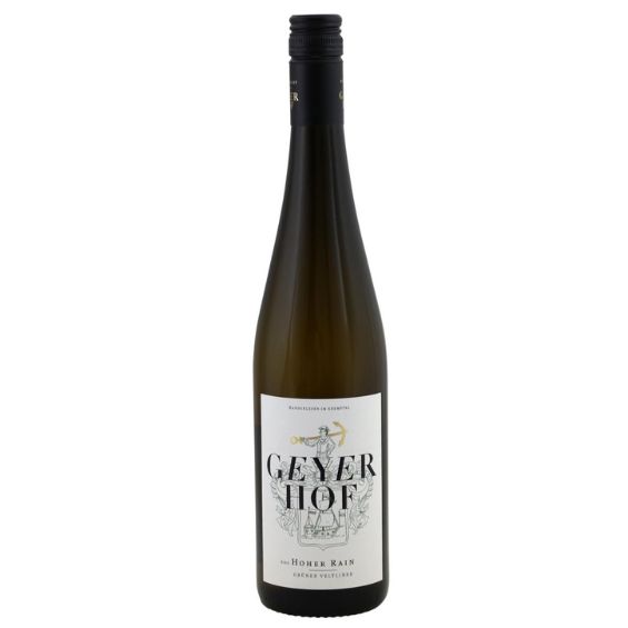 In the picture 6 Geyerhof Ried Hoher Rain Grüner Veltliner – Biologische Grüner Veltliner uit Kremstal Elegante, biologische Grüner Veltliner uit de Oostenrijkse Kremstal, afkomstig van de Ried Hoher Rain. Fris, mineraal en sappig met tonen van appel, peer, citrus, witte peper en fijne kruidigheid. De Geyerhof Ried Hoher Rain Grüner Veltliner is een karaktervolle witte wijn uit de Kremstal DAC in Oostenrijk. Deze wijn laat prachtig zien waarom Grüner Veltliner zo geliefd is: fris, zuiver, kruidig en tegelijk verrassend rijk van structuur. Geen vlakke terraswijn, maar een verfijnd glas met spanning, mineraliteit en lengte. De druiven zijn afkomstig van de wijngaard Ried Hoher Rain, waar de bodem volgens Geyerhof bestaat uit zandige en leemrijke gronden. Die bodem geeft de wijn zijn sappige fruit, subtiele kruidigheid en herkenbare minerale ondertoon. De druiven worden met de hand geoogst, voorzichtig als hele trossen geperst en de wijn rijpt vervolgens in roestvrijstalen tanks op de fijne gistcellen. Hierdoor behoudt hij zijn frisheid, maar krijgt hij ook wat extra ronding en diepte. Over Weingut Geyerhof Weingut Geyerhof is een bijzonder familiebedrijf in Oberfucha, bij Furth in de Kremstal. De familie Maier is hier al veertien generaties verbonden met wijnbouw. Wat Geyerhof extra mooi maakt, is dat wijnbouw hier niet los wordt gezien van de rest van de natuur. Naast wijngaarden zijn er ook akkers, hagen, dieren en bijen: alles draait om een brede, levendige en gezonde landbouwomgeving. Die filosofie proef je terug in de wijnen: puur, precies en zonder overbodige opsmuk. Ried Hoher Rain De naam Hoher Rain verwijst naar een specifieke wijngaard, een zogenaamde Ried. In Oostenrijk betekent dit dat de wijn afkomstig is van een duidelijk afgebakende wijngaard met een eigen karakter. Hoher Rain geeft een Grüner Veltliner met meer diepte en mineraliteit dan een eenvoudige basiswijn. Het fruit blijft fris en helder, maar de wijn heeft ook spanning, kruidigheid en een licht romige textuur. Interessant detail: rond Hoher Rain speelde het leven zich vroeger deels ondergronds af door mijnbouw. Die oude geschiedenis geeft de wijngaard extra karakter en maakt het verhaal achter deze wijn net even bijzonderder. Smaakprofiel Druif 100% Grüner Veltliner Herkomst Kremstal DAC, Oostenrijk Wijngaard Ried Hoher Rain Wijnbouw Biologisch Kleur Heldere, licht groengele kleur met een frisse schittering. Neus Fijne aroma’s van groene appel, peer, citrus, limoen en witte bloesem, aangevuld met de typische kruidigheid van Grüner Veltliner: een vleugje witte peper en fijne groene kruiden. Smaak Fris, sappig en zuiver met levendige zuren, rijp wit fruit, citrus en een subtiele minerale spanning. De wijn heeft genoeg body om serieus te zijn, maar blijft elegant en doordrinkbaar. Afdronk Lang, fris en mineraal met een verfijnde kruidige toets en een lichte citrusachtige spanning. Wijn-spijscombinaties Deze Grüner Veltliner is een echte alleskunner aan tafel. Heerlijk bij schaal- en schelpdieren, witvis, salades, asperges, gegrilde groenten, lichte Aziatische gerechten, kip, varkensvlees en zachte kazen. Door zijn frisse zuren en kruidige karakter past hij ook uitstekend bij gerechten met groene kruiden, citroen, venkel of een lichte pittigheid. Serveer de Geyerhof Ried Hoher Rain Grüner Veltliner bij voorkeur rond de 10 tot 12 graden. Zo komt de combinatie van fris fruit, mineraliteit en kruidigheid het mooist naar voren. Waarom kiezen voor Geyerhof Ried Hoher Rain Grüner Veltliner? Deze wijn is ideaal voor liefhebbers van frisse, droge witte wijn met karakter. Hij heeft de typische levendigheid van Grüner Veltliner, maar door de herkomst van de Ried Hoher Rain ook extra diepte en mineraliteit. Een biologische Oostenrijkse witte wijn die tegelijk energiek, verfijnd en gastronomisch breed inzetbaar is.