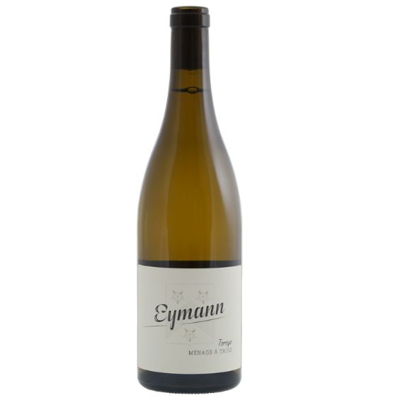 Eymann Toreye Ménage à Trois – biodynamische witte blend uit de Pfalz Chardonnay, Weissburgunder en Grauburgunder in één verleidelijk glas: rijk, sappig, kruidig en elegant fris. De Eymann Toreye Ménage à Trois is een bijzondere biodynamische witte wijn uit de Pfalz in Duitsland, gemaakt van een spannende blend van Chardonnay, Weissburgunder en Grauburgunder. De naam zegt het eigenlijk al: drie druivenrassen die samen meer zijn dan de som der delen. De druiven worden met de hand geplukt en spontaan samen vergist in houten vaten. Daardoor krijgt de wijn niet alleen rijp fruit en zachtheid, maar ook die mooie, licht Bourgondische spanning: romig, kruidig, mineraal en toch fris. In de geur vind je rijpe peer, geel steenfruit, wilde kruiden, een vleugje rook en een subtiele reductieve toets. In de mond is de wijn sappig en rond, met voldoende zuren om het geheel levendig en elegant te houden. Smaakprofiel Druiven: Chardonnay, Weissburgunder en Grauburgunder Land: Duitsland Regio: Pfalz Wijnstijl: vol, rond, sappig en elegant Productie: biodynamisch, handgeplukt, spontane vergisting in houten vaten Kleur Licht tot helder goudgeel. Neus Aromatisch en verleidelijk met tonen van peer, rijp geel fruit, wilde kruiden, lichte rokerigheid en een subtiel romige ondertoon. Smaak Vol en sappig van smaak, met rijpe fruittonen, zachte kruidigheid en een fijne houtinvloed. De wijn heeft een mooie balans tussen rondheid en frisheid, waardoor hij krachtig maar niet zwaar aanvoelt. De afdronk is elegant, licht mineraal en prettig lang. Over Weingut Eymann Weingut Eymann ligt in Gönnheim, in het hart van de Pfalz. Het domein behoort tot de pioniers op het gebied van biologische en biodynamische wijnbouw in de regio. De wijngaarden staan op bodems met löss, kalk, zand en grind, wat bijdraagt aan de mineraliteit en het volle karakter van de wijnen. Wat Eymann bijzonder maakt, is dat ze klassieke Duitse precisie combineren met een opvallend natuurlijke, levendige wijnstijl. Wijn-spijsadvies Deze witte blend is heerlijk bij: gebakken of gegrilde vis romige kipgerechten kalfsvlees risotto met paddenstoelen asperges zachte kazen rijke vegetarische gerechten met pompoen, bloemkool of knolselderij Serveertemperatuur Serveer op 9–11 °C. Niet te koud schenken, want juist iets warmer komen de romigheid, kruidigheid en subtiele rokerigheid prachtig naar voren.
