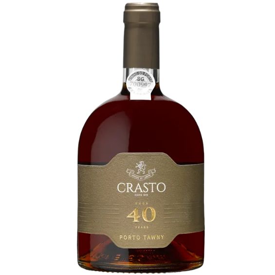 Quinta do Crasto Porto Tawny 40 Years Old 1 Quinta do Crasto Porto Tawny 40 Years Old – Monumentale 40 jaar oude Tawny Port uit de Douro Zeer exclusieve 40 jaar oude Tawny Port uit de Douro met gedroogd fruit, noten, honing, karamel, gekonfijte sinaasappelschil, fijne specerijen en een indrukwekkend lange afdronk. De Quinta do Crasto Porto Tawny 40 Years Old is een uitzonderlijke gerijpte Tawny Port uit de Douro in Portugal. Deze port is het resultaat van een zorgvuldige blend van wijnen uit verschillende jaren, die gemiddeld maar liefst veertig jaar op eikenhouten vaten hebben gerijpt. Door deze lange houtlagering ontwikkelt de wijn een zeldzame diepte, verfijning en complexiteit. In het glas schittert deze 40 Years Old Tawny met een diepe goudkleur, amberkleurige reflecties en subtiele groenige nuances — een prachtig teken van langdurige rijping. De geur is intens en buitengewoon gelaagd, met aroma’s van gedroogde vijgen, dadels, walnoten, geroosterde amandelen, karamel, honing, gekonfijte sinaasappelschil, zachte specerijen en een verfijnde jodiumachtige toets. De smaak is vol, complex en zijdezacht. De natuurlijke zoetheid wordt prachtig in balans gehouden door levendige zuren, waardoor de wijn ondanks zijn rijkdom opvallend fris en elegant blijft. Tonen van gedroogd fruit, noten, citrus, honing en karamel vloeien naadloos samen met een subtiele kruidigheid en een lichte zilt-minerale spanning. De tannines zijn volledig gepolijst en geven de wijn een harmonieuze, fluweelzachte structuur. De afdronk is lang, persistent en memorabel. Dit is geen alledaagse dessertwijn, maar een meditatieve port voor bijzondere momenten: rijk, verfijnd, complex en indrukwekkend elegant. Quinta do Crasto behoort tot de meest prestigieuze domeinen van de Douro. Het historische wijnhuis ligt spectaculair hoog boven de rivier en is beroemd om zijn steile terraswijngaarden, oude wijnstokken en wijnen waarin kracht, precisie en elegantie samenkomen. De oude Tawny Ports van Crasto laten op prachtige wijze zien hoe groot, verfijnd en tijdloos Port uit de Douro kan zijn. Smaakprofiel Type 40 Years Old Tawny Port Land & regio Portugal, Douro / Porto Kleur Diep goudkleurig met amberkleurige reflecties en subtiele groenige nuances. Neus Gedroogde vijgen, dadels, walnoten, geroosterde amandelen, honing, karamel, gekonfijte sinaasappelschil, zoete specerijen en een verfijnde jodiumachtige toets. Smaak Vol, geconcentreerd en uitzonderlijk complex, met gedroogd fruit, noten, honing, karamel, citrus en levendige zuren. Rijk en krachtig, maar tegelijk zijdezacht, fris en elegant. Afdronk Zeer lang, verfijnd en memorabel, met tonen van noten, sinaasappel, honing, kruiden en een subtiele ziltigheid. Wijn-spijsadvies Schitterend bij desserts met noten, karamel, sinaasappel, honing of gedroogd fruit. Denk aan crème brûlée, tarte tatin, amandeltaart, walnotentaart, vijgendessert, sinaasappelcake of desserts met gekaramelliseerde noten. Ook prachtig bij oude kazen, blauwaderkaas, geroosterde noten of als indrukwekkend glas op zichzelf na het diner. Serveertemperatuur Serveer licht gekoeld op ongeveer 12–14°C. Door zijn lange oxidatieve rijping is deze Tawny Port na opening goed houdbaar, mits koel en donker bewaard.