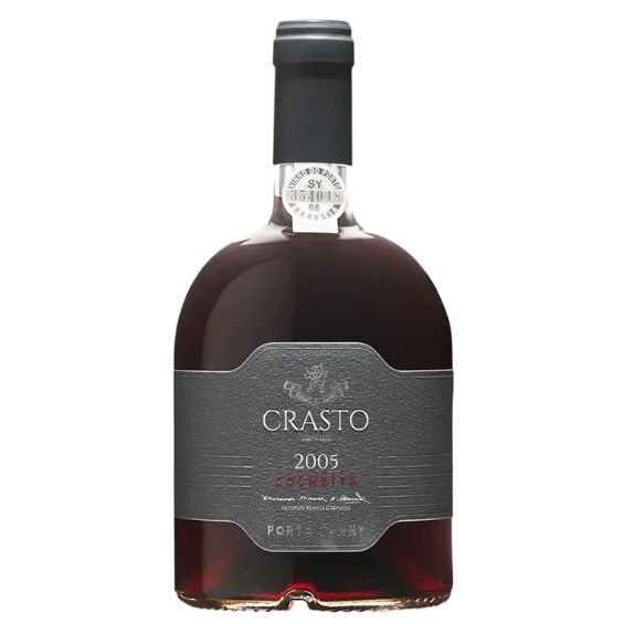 Quinta do Crasto Porto Colheita 2005 1 Quinta do Crasto Porto Colheita 2005 – Gerijpte Colheita Port uit één bijzonder oogstjaar Elegante Colheita Port uit de Douro met gedroogd fruit, noten, honing, gekonfijte sinaasappelschil, fijne kruiden en een lange, verfijnde afdronk. De Quinta do Crasto Porto Colheita 2005 is een prachtige gerijpte Tawny Port uit één specifiek oogstjaar. Waar een 20, 30 of 40 Years Old Tawny een blend is van meerdere jaren, komt een Colheita juist uit één jaargang. Dat maakt deze port extra interessant: hij combineert het karakter van oogstjaar 2005 met de complexiteit van langdurige rijping op hout. Na de oogst werden de druiven traditioneel verwerkt en werd de gisting gestopt door toevoeging van wijnalcohol. Daarna rijpte de wijn ongeveer 18 jaar in Portugese eikenhouten vaten van 550 liter. Door deze lange rijping ontwikkelt de port zijn karakteristieke amberkleur, zachte structuur en rijke aroma’s van noten, gedroogd fruit en gekonfijte citrus. In het glas toont deze Colheita 2005 een heldere amberkleur. De geur is intens en verfijnd, met aroma’s van gedroogde vijgen, dadels, walnoten, amandelen, honing, gekonfijte sinaasappelschil, lichte karamel en subtiele specerijen. In de mond is de wijn geconcentreerd en soepel, met fijne tannines, levendige frisheid en een mooie balans tussen zoetheid, rijping en elegantie. De afdronk is lang, complex en aanhoudend, met tonen van honing, noten, sinaasappel, zachte kruiden en een lichte oxidatieve toets. Dit is een Colheita Port met veel finesse: rijk genoeg voor liefhebbers van gerijpte port, maar elegant genoeg om glas na glas spannend te blijven. Quinta do Crasto behoort tot de iconische domeinen van de Douro en ligt spectaculair boven de rivier, met steile terraswijngaarden en oude wijnstokken die diep in het landschap verankerd zijn. Het wijnhuis is beroemd om zijn combinatie van traditie en precisie: klassieke Douro-kracht, maar altijd met frisheid, elegantie en een zeer zuivere stijl. Smaakprofiel Type Colheita Port, één oogstjaar Oogstjaar 2005 Land & regio Portugal, Douro / Porto Kleur Heldere amberkleur met warme koperachtige nuances. Neus Gedroogde vijgen, dadels, walnoten, amandelen, honing, gekonfijte sinaasappelschil, lichte karamel en fijne specerijen. Smaak Vol, geconcentreerd en elegant, met gedroogd fruit, noten, honing en sinaasappel. De wijn heeft fijne tannines, levendige zuren en een mooie balans tussen rijkdom en frisheid. Afdronk Lang, verfijnd en complex, met tonen van noten, honing, citrus, kruiden en een subtiele oxidatieve toets. Wijn-spijsadvies Heerlijk bij desserts met karamel, noten, appel, sinaasappel of gedroogd fruit. Denk aan tarte tatin, crème brûlée, amandeltaart, walnotentaart, vijgendessert of sinaasappelcake. Ook prachtig bij oude kaas, blauwaderkaas, geroosterde noten of als stijlvol glas na het diner. Serveertemperatuur Serveer licht gekoeld op ongeveer 14–16°C. Omdat deze Colheita zonder filtratie is gebotteld, kan er wat natuurlijk depot ontstaan. Voorzichtig uitschenken of decanteren is dan aan te raden.