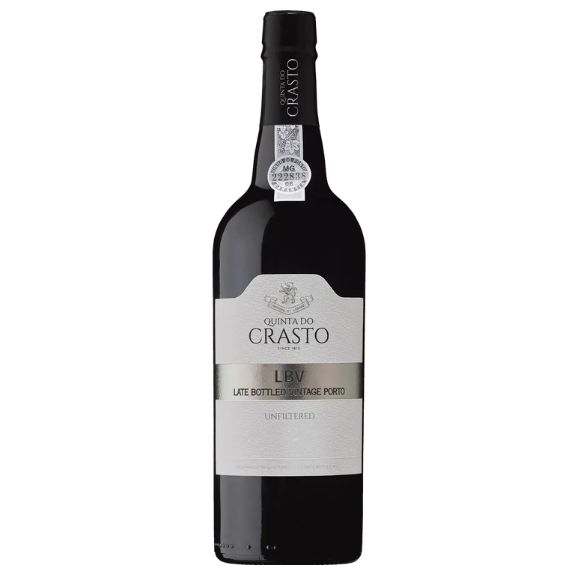 Quinta do Crasto Porto LBV 1 Quinta do Crasto Porto LBV – Krachtige Late Bottled Vintage Port uit de Douro Rijke, geconcentreerde LBV Port uit de Douro met donker fruit, rijpe kersen, bramen, kruidigheid en een lange, volle afdronk. De Quinta do Crasto Porto LBV is een krachtige en elegante Late Bottled Vintage Port uit de Douro in Portugal. LBV staat voor Late Bottled Vintage: een portwijn uit één specifiek oogstjaar die langer op vat rijpt dan Vintage Port en daardoor al jonger toegankelijk is, maar toch veel diepte, concentratie en structuur behoudt. Deze LBV van Quinta do Crasto rijpt meerdere jaren in grote Portugese eikenhouten vaten en wordt vervolgens ongefilterd gebotteld. Dat geeft de wijn extra intensiteit, body en bewaarpotentieel. In het glas toont hij een diepe robijnrode kleur met paarse reflecties. De geur is rijk en verleidelijk, met aroma’s van rijpe zwarte kersen, bramen, pruimen, cassis en bosbessen, aangevuld met tonen van cacao, specerijen, lichte tabak en een subtiele kruidigheid. In de mond is de port vol, krachtig en geconcentreerd, maar ook mooi in balans door frisse zuren en fijne tannines. De smaak is intens en gelaagd: donker fruit, zoete specerijen, chocolade en een lichte mineraliteit komen samen in een lange, warme en elegante afdronk. Dit is geen logzoete port, maar een stijlvolle LBV met spanning, fruit en verfijning. Quinta do Crasto behoort tot de grote namen van de Douro en ligt spectaculair boven de rivier, met steile terraswijngaarden die tot de meest indrukwekkende van Portugal behoren. Het domein is al generaties lang verbonden aan de familie Roquette en staat bekend om wijnen en Ports waarin kracht, precisie en het karakter van oude Douro-wijngaarden prachtig samenkomen. Smaakprofiel Type Late Bottled Vintage Port, ongefilterd Land & regio Portugal, Douro / Porto Kleur Diep robijnrood tot bijna paars, intens en geconcentreerd. Neus Rijpe zwarte kersen, bramen, cassis, pruimen, bosbessen, cacao, tabak en zoete specerijen. Smaak Vol, rijk en krachtig, met veel donker fruit, zachte zoetheid, frisse zuren en fijne tannines. De wijn heeft veel concentratie, maar blijft elegant en mooi in balans. Afdronk Lang, warm en intens, met tonen van rijp fruit, chocolade en kruidigheid. Wijn-spijsadvies Heerlijk bij pure chocolade, chocoladetaart, brownies, desserts met rood of zwart fruit, blauwaderkaas, oude kaas en noten. Ook prachtig als glas op zichzelf na het diner. Serveertemperatuur Serveer licht gekoeld op ongeveer 15–16°C. Omdat deze LBV ongefilterd is, kan decanteren aan te raden zijn, zeker bij oudere flessen of wanneer er depot aanwezig is.