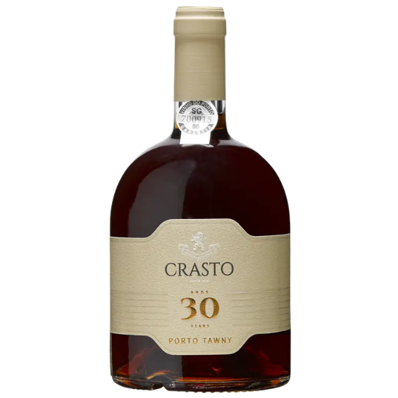 Quinta do Crasto Porto Tawny 30 Years Old 1 Quinta do Crasto Porto Tawny 30 Years Old – Majestueuze 30 jaar oude Tawny Port uit de Douro Zeer complexe 30 jaar oude Tawny Port uit de Douro met gedroogd fruit, gekaramelliseerde vijgen, geroosterde amandelen, sinaasappeljam, honing, specerijen en een lange, verfijnde afdronk. De Quinta do Crasto Porto Tawny 30 Years Old is een indrukwekkende gerijpte Tawny Port uit de Douro in Portugal. Door zijn lange rijping op hout ontwikkelt deze port een prachtige amberkleur, een zijdezachte structuur en een enorme aromatische diepte. Dit is port voor liefhebbers van complexiteit, elegantie en verfijning. In het glas schittert deze 30 Years Old Tawny met een heldere amberkleur en koperkleurige nuances. De geur is intens, rijk en bijzonder gelaagd, met aroma’s van gedroogde vijgen, dadels, rozijnen, gekaramelliseerde sinaasappel, sinaasappeljam, honing, geroosterde amandelen, walnoten, fijne kruiden en een subtiele zilte toets. Die lichte jodiumachtige mineraliteit geeft de wijn spanning en voorkomt dat hij te zoet of zwaar overkomt. De smaak is vol, geconcentreerd en zijdezacht. Rijp gedroogd fruit, karamel, noten, honing en sinaasappel komen prachtig samen met frisse zuren en een verfijnde kruidigheid. Ondanks zijn leeftijd en rijkdom blijft deze Tawny opvallend levendig en elegant. De afdronk is lang, warm en buitengewoon complex, met tonen van amandel, vijg, citrus, zachte specerijen en een vleugje ziltigheid. Quinta do Crasto is één van de meest gerespecteerde domeinen van de Douro. Het historische wijnhuis ligt spectaculair hoog boven de rivier de Douro en is beroemd om zijn steile terraswijngaarden, oude wijnstokken en wijnen waarin kracht, precisie en elegantie samenkomen. De Ports van Crasto laten prachtig zien hoe rijk én verfijnd de Douro kan zijn. Smaakprofiel Type 30 Years Old Tawny Port Land & regio Portugal, Douro / Porto Kleur Heldere amberkleur met koperkleurige reflecties. Neus Gedroogde vijgen, dadels, rozijnen, gekaramelliseerde sinaasappel, sinaasappeljam, honing, geroosterde amandelen, walnoten, specerijen en een subtiele zilte/jodiumachtige toets. Smaak Vol, geconcentreerd en zijdezacht, met gedroogd fruit, karamel, noten, honing en frisse citrusachtige spanning. Rijk en complex, maar tegelijk elegant en levendig. Afdronk Zeer lang, verfijnd en complex, met tonen van vijg, amandel, sinaasappel, honing, kruiden en een lichte ziltigheid. Wijn-spijsadvies Prachtig bij desserts met noten, karamel, vijgen, sinaasappel of honing. Denk aan crème brûlée, tarte tatin, amandeltaart, walnotentaart, vijgendessert, sinaasappelcake of desserts met gekaramelliseerde noten. Ook bijzonder mooi bij oude kazen, blauwaderkaas, geroosterde amandelen of als luxe glas na het diner. Serveertemperatuur Serveer licht gekoeld op ongeveer 12–14°C. Door zijn lange oxidatieve rijping is deze Tawny Port na opening goed houdbaar, mits koel en donker bewaard.