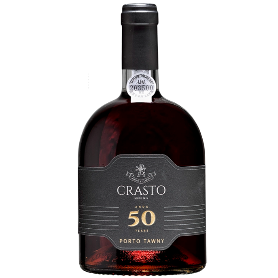 Quinta do Crasto Porto Tawny 50 Years Old 1 Quinta do Crasto Porto Tawny 50 Years Old – Sublieme 50 jaar oude Tawny Port uit de Douro Zeer exclusieve 50 jaar oude Tawny Port uit de Douro met vijgen, dadels, walnoten, geroosterde amandelen, gekonfijte sinaasappelschil, honing, zoete specerijen en een indrukwekkend lange, verfijnde afdronk. De Quinta do Crasto Porto Tawny 50 Years Old is een uitzonderlijke gerijpte Tawny Port uit de Douro in Portugal. Deze zeldzame port is samengesteld uit geselecteerde wijnen van de beste wijngaarden van Quinta do Crasto, met een gemiddelde rijping van maar liefst vijftig jaar op Portugese eikenhouten vaten. Door deze extreem lange houtlagering ontwikkelt de wijn een enorme aromatische diepte, een fluweelzachte structuur en een prachtige balans tussen rijkdom, frisheid en elegantie. Dit is Tawny Port op het hoogste niveau: complex, meditatief en gemaakt voor bijzondere momenten. In het glas toont deze 50 Years Old Tawny een diepe amberkleur met subtiele groenige nuances, een prachtig teken van langdurige oxidatieve rijping. De geur is intens en bijzonder gelaagd, met aroma’s van gedroogde vijgen, dadels, walnoten, geroosterde amandelen, gekonfijte sinaasappelschil, honing, karamel, zoete specerijen en een verfijnde jodiumachtige toets. De smaak is geconcentreerd, zijdezacht en buitengewoon elegant. Tonen van gedroogd fruit, noten, honing, citrus en karamel worden prachtig gedragen door levendige zuren. Daardoor blijft deze port, ondanks zijn leeftijd en rijkdom, verrassend fris en precies. De tannines zijn volledig geïntegreerd en geven de wijn extra structuur en lengte. De afdronk is zeer lang, verfijnd en aanhoudend, met tonen van sinaasappel, amandel, walnoot, honing, kruiden en een subtiele ziltigheid. Een monumentale Tawny Port voor liefhebbers van rijping, complexiteit en pure Douro-elegantie. Quinta do Crasto behoort tot de iconische domeinen van de Douro. Het historische wijnhuis ligt spectaculair boven de rivier de Douro en staat bekend om zijn steile terraswijngaarden, oude wijnstokken en wijnen waarin kracht, precisie en elegantie samenkomen. Met deze 50 Years Old Tawny laat Crasto zien hoe tijd, terroir en vakmanschap kunnen samensmelten tot een port van uitzonderlijke klasse. Smaakprofiel Type 50 Years Old Tawny Port Land & regio Portugal, Douro / Porto Kleur Diep amberkleurig met subtiele groenige reflecties. Neus Gedroogde vijgen, dadels, walnoten, geroosterde amandelen, gekonfijte sinaasappelschil, honing, karamel, zoete specerijen en een lichte jodiumachtige toets. Smaak Zeer geconcentreerd en zijdezacht, met gedroogd fruit, noten, citrus, honing en karamel. De levendige zuren zorgen voor spanning, frisheid en balans. Afdronk Uitzonderlijk lang, precies en verfijnd, met tonen van noten, sinaasappel, honing, kruiden en een subtiele zilt-minerale toets. Wijn-spijsadvies Deze 50 jaar oude Tawny Port is prachtig als glas op zichzelf, bijvoorbeeld na een diner of bij een bijzonder moment. Ook schitterend bij desserts met noten, karamel, honing, vijgen of sinaasappel. Denk aan tarte tatin, crème brûlée, amandeltaart, walnotentaart, vijgendessert, sinaasappelcake of gekaramelliseerde noten. Ook heel mooi bij oude kazen, blauwaderkaas, geroosterde amandelen of walnoten. Serveertemperatuur Serveer licht gekoeld op ongeveer 12–14°C. Door zijn lange oxidatieve rijping is deze Tawny Port na opening goed houdbaar, mits koel en donker bewaard.