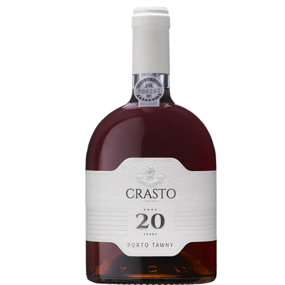 Quinta do Crasto Porto Tawny 20 Years Old 1 Quinta do Crasto Porto Tawny 20 Years Old – Elegante 20 jaar oude Tawny Port uit de Douro Verfijnde 20 jaar oude Tawny Port uit de Douro met sinaasappelschil, honing, noten, karamel, gedroogd fruit en een lange, elegante afdronk. De Quinta do Crasto Porto Tawny 20 Years Old is een prachtige gerijpte Tawny Port uit de Douro in Portugal. Deze port laat perfect zien wat langdurige rijping op hout kan doen: het jonge, donkere fruit maakt plaats voor complexiteit, zachtheid, kruidigheid en een zijdezachte structuur. In het glas heeft deze 20 Years Old Tawny een schitterende amberkleur met koperkleurige reflecties. De geur is intens en gelaagd, met aroma’s van sinaasappelschil, honing, walnoten, amandelen, vijgen, dadels, karamel, fijne specerijen en een subtiele zilte toets. Die lichte jodiumachtige mineraliteit geeft de wijn extra spanning en voorkomt dat hij zwaar of log wordt. De smaak is vol, rond en elegant. Rijp gedroogd fruit, noten, honing en zachte karamel worden mooi in balans gehouden door frisse zuren. Daardoor blijft deze Tawny levendig, ondanks zijn rijkdom en leeftijd. De textuur is soepel en bijna zijdeachtig, met een lange afdronk waarin sinaasappel, noten, kruiden en een fijne ziltigheid terugkomen. Quinta do Crasto behoort tot de grote namen van de Douro. Het historische domein ligt spectaculair boven de rivier de Douro en staat bekend om zijn steile terraswijngaarden, oude wijnstokken en wijnen waarin kracht en precisie prachtig samengaan. Naast indrukwekkende rode wijnen maakt Crasto ook Ports met veel karakter, elegantie en duidelijke Douro-identiteit. Smaakprofiel Type 20 Years Old Tawny Port Land & regio Portugal, Douro / Porto Kleur Amberkleurig met koperkleurige nuances. Neus Sinaasappelschil, honing, walnoten, amandelen, vijgen, dadels, karamel, fijne kruiden en een lichte zilte/jodiumachtige toets. Smaak Vol, zacht en elegant, met gedroogd fruit, noten, honing, karamel en levendige frisheid. De wijn is rijk, maar blijft verfijnd en mooi in balans. Afdronk Lang, complex en elegant, met tonen van sinaasappel, noten, specerijen en een subtiele ziltigheid. Wijn-spijsadvies Heerlijk bij desserts met noten, karamel, sinaasappel of gedroogd fruit. Denk aan tarte tatin, crème brûlée, amandeltaart, walnotentaart, sinaasappeldesserts of vijgen met honing. Ook bijzonder mooi bij oude kaas, blauwaderkaas, geroosterde noten of gewoon als meditatief glas na het diner. Serveertemperatuur Serveer licht gekoeld op ongeveer 12–14°C. Deze Tawny Port is na opening goed houdbaar, omdat hij al langdurig op hout heeft gerijpt en oxidatieve ontwikkeling heeft doorgemaakt.