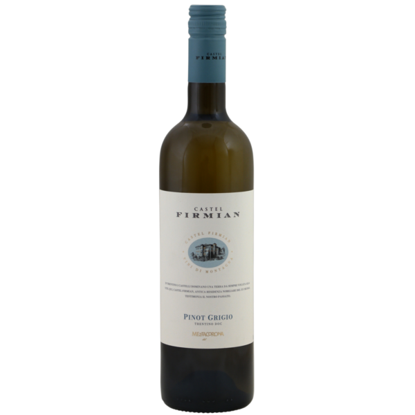 Home 17 Castel Firmian Pinot Grigio – Frisse Italiaanse witte wijn uit Trentino Castel Firmian Pinot Grigio is een frisse en elegante witte wijn uit Trentino in Noord-Italië. De druiven groeien in wijngaarden langs de Valle dell’Adige, aan de voet van de Dolomieten. Het bergklimaat en de verkoelende luchtstromen zorgen voor een verfijnde wijn met frisheid, fruit en een mooie balans. Voor de vinificatie ondergaan de druiven eerst een korte koude schilweking. Hierdoor krijgt de Pinot Grigio iets meer structuur en smaak. Daarna wordt het sap op gecontroleerde temperatuur vergist, zodat de frisse fruitaroma’s en florale nuances optimaal behouden blijven. Smaak van Castel Firmian Pinot Grigio De wijn heeft een heldere, licht strogele kleur. In de geur komen sappige peer, witte bloemen en een verfijnde toets van kamille naar voren. De smaak is droog, elegant en mooi in balans, met een zachte fruitigheid, delicate zuren en een frisse, zuivere afdronk. Een toegankelijke Italiaanse witte wijn met net iets meer verfijning en structuur dan veel alledaagse Pinot Grigio. Castel Firmian en Mezzacorona Castel Firmian behoort tot de historische wijncoöperatie Mezzacorona, die in 1904 werd opgericht. Tegenwoordig werken ongeveer 1.500 wijnbouwersfamilies samen aan wijnen die het karakter van Trentino weerspiegelen. De druivenrassen worden aangeplant op de plekken waar ze het beste tot hun recht komen en veel wijngaarden worden nog volgens de traditionele Trentino-pergola geleid. Wijn-spijsadvies Deze Pinot Grigio is uitstekend als aperitief en combineert mooi met lichte voorgerechten, salades, schaal- en schelpdieren, gegrilde vis en wit vlees. Ook lekker bij pasta met groenten, risotto en zachte, jonge kazen. Productinformatie Land: Italië Regio: Trentino – Valle dell’Adige Herkomst: Trentino DOC Producent: Castel Firmian – Mezzacorona Druif: Pinot Grigio Wijnsoort: droge witte wijn Vinificatie: korte koude schilweking en temperatuurgecontroleerde vergisting Smaak: fris, droog, fruitig en elegant Alcohol: 12,5% Serveertemperatuur: 10–12 °C