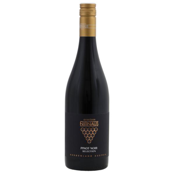 Home 22 Nittnaus Pinot Noir – Elegante Oostenrijkse rode wijn uit Burgenland Nittnaus Pinot Noir is een elegante rode wijn uit Burgenland, het zonnige wijngebied in het oosten van Oostenrijk. De wijngaarden liggen rond Gols, vlak bij de Neusiedlersee. Het warme Pannonische klimaat en de verkoelende invloed van het meer zorgen voor rijp rood fruit, terwijl de wijn zijn verfijning en frisse karakter behoudt. De Pinot Noir-druiven groeien op vruchtbare zwarte aarde met kalkrijke sedimenten en een bovenlaag van zand, grind en organisch materiaal. Na een zorgvuldige verwerking vergisten de druiven op gecontroleerde temperatuur. De wijn rijpt vervolgens volledig in Franse barriques. Slechts een klein gedeelte van deze vaten is nieuw, waardoor de houtinvloed subtiel blijft en het delicate karakter van Pinot Noir centraal staat. Smaak van Nittnaus Pinot Noir De wijn heeft een transparante robijnrode kleur. In de geur komen wilde frambozen, rode bessen en verse kruiden naar voren, aangevuld met een verfijnde geroosterde nuance. De smaak is elegant en zijdezacht, met levendige zuren, fijne tannines en een mooie balans tussen fruit en kruidigheid. De afdronk is fris, precies en aangenaam lang. Weingut Gebrüder Nittnaus Weingut Gebrüder Nittnaus is een familiebedrijf uit Gols met een wijnbouwgeschiedenis van meer dan 300 jaar. Tegenwoordig wordt het domein geleid door de broers Andreas en Hans Michael Nittnaus, met ondersteuning van hun ouders Hans en Christine. Zij combineren de lange familietraditie met een moderne, duurzame werkwijze en veel aandacht voor biodiversiteit en gezonde wijngaardbodems. Wijn-spijsadvies Nittnaus Pinot Noir combineert uitstekend met gevogelte, zoals eend, kip of gans, en met verfijnde wildgerechten. Ook heerlijk bij kalfsvlees, gebraden varkensvlees, paddenstoelen, rijke visgerechten en pasta met een kruidige saus. Serveer de wijn licht gekoeld voor de mooiste balans tussen fruit en frisheid. Productinformatie Land: Oostenrijk Regio: Burgenland Producent: Weingut Gebrüder Nittnaus Druif: 100% Pinot Noir Wijnsoort: droge rode wijn Bodem: zwarte aarde op kalkrijke sedimenten, zand en grind Vinificatie: temperatuurgecontroleerde vergisting Rijping: Franse barriques, waarvan slechts 5% nieuw hout Smaak: elegant, fruitig, kruidig en zijdezacht Alcohol: 13% Serveertemperatuur: 12–14 °C